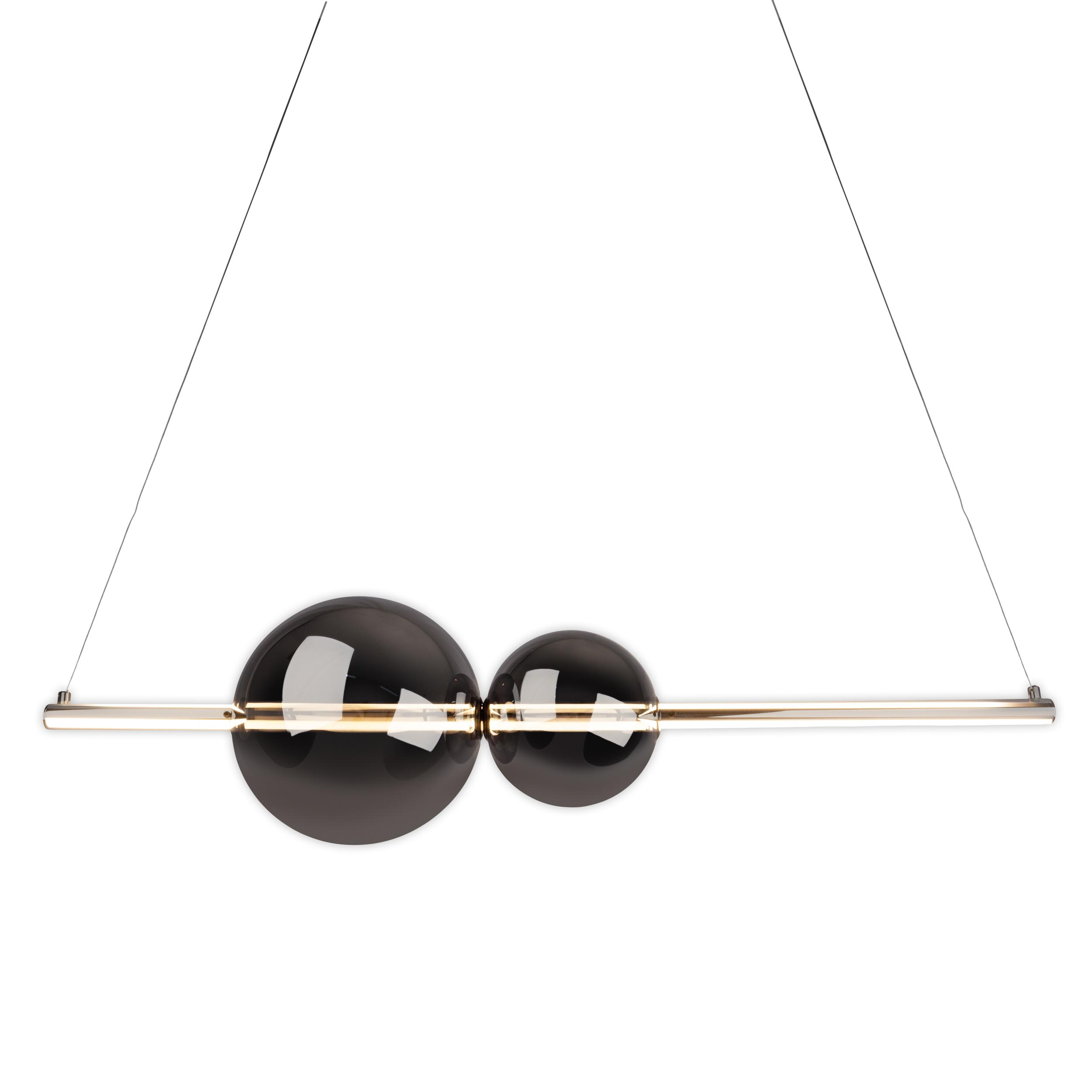 Lampe de plafond noire et chromée avec deux sphères sombres et une barre lumineuse.
