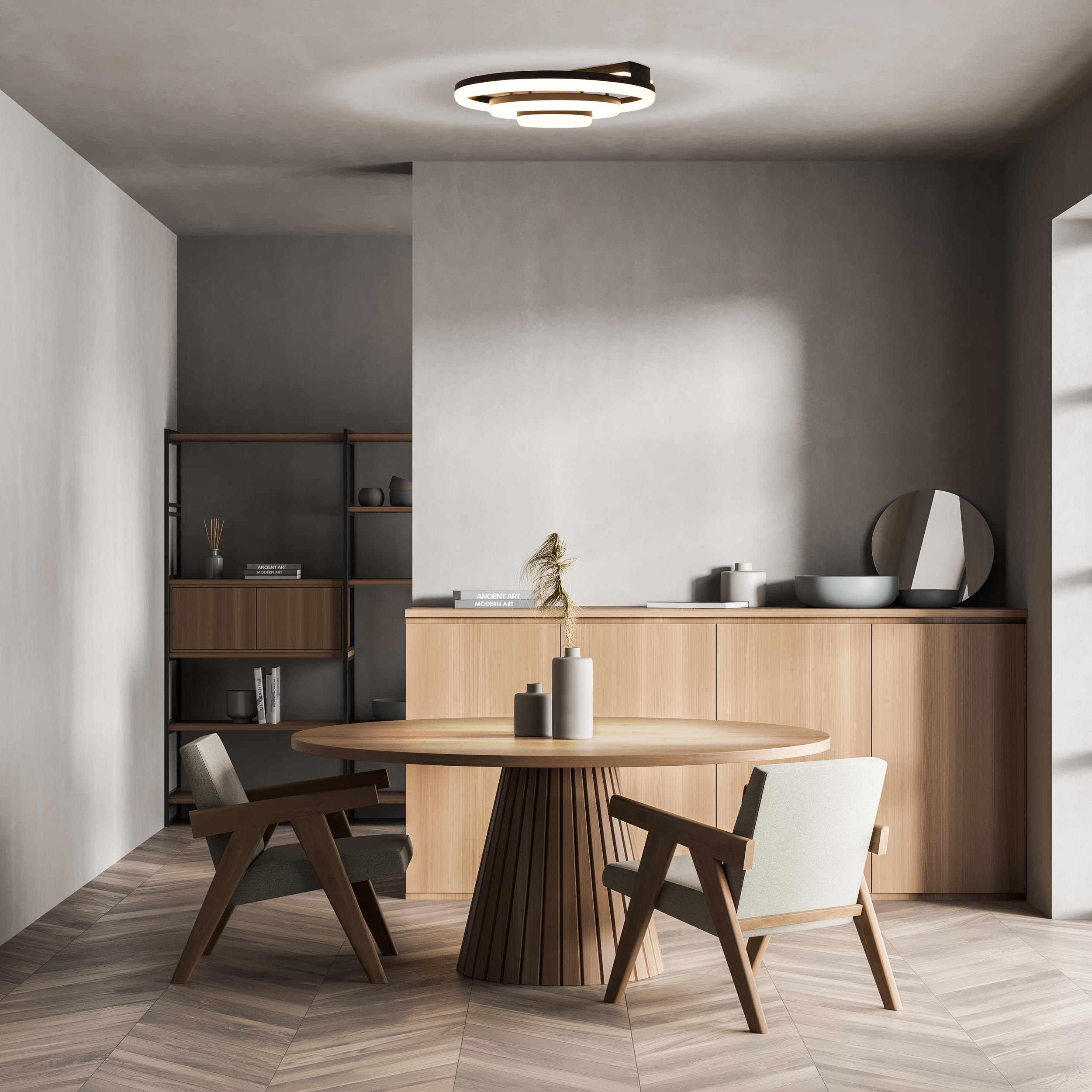 Ein modernes Esszimmer mit rundem Holztisch, Stühlen und Deckenleuchte.