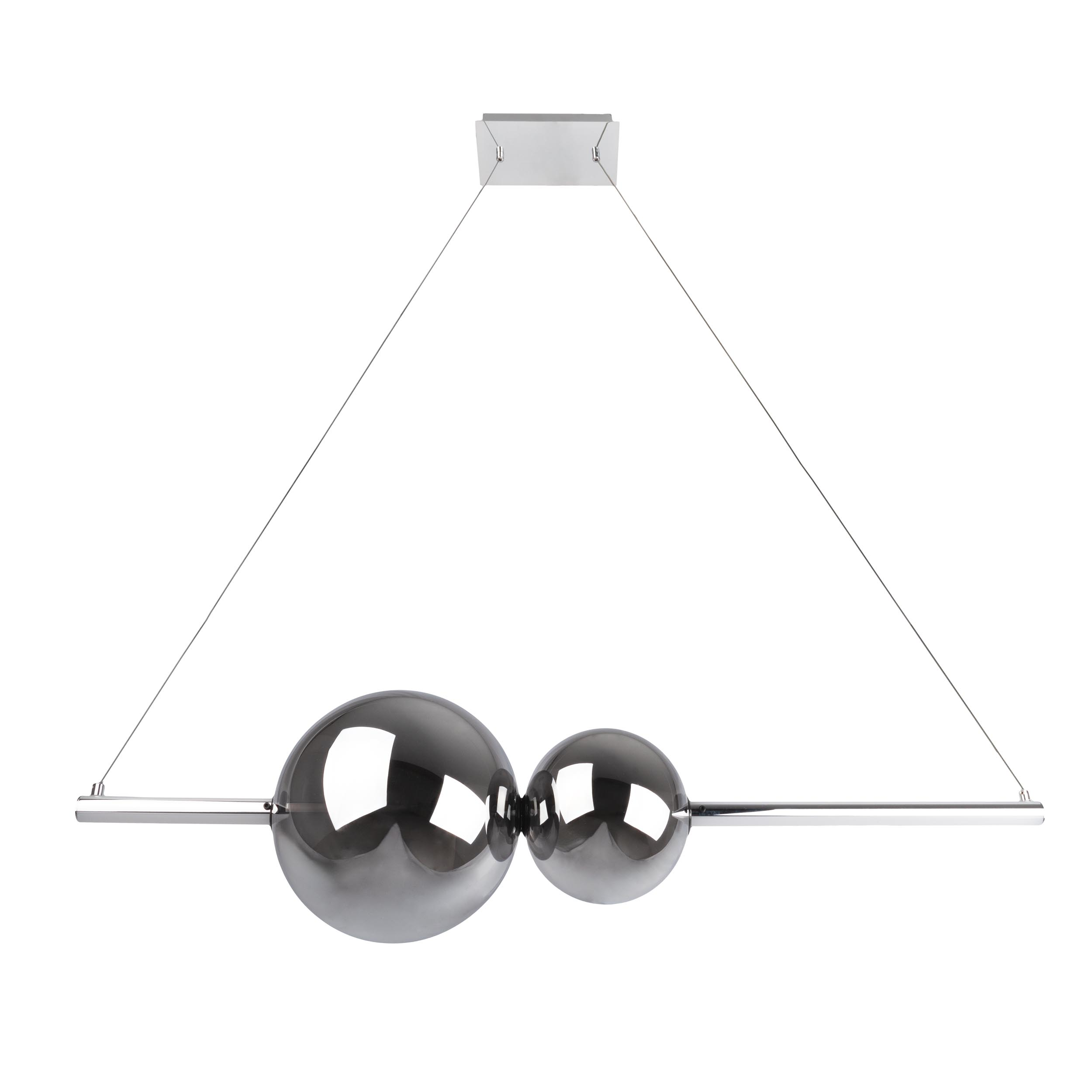 Sphères chromées suspendues au plafond. Deux sphères reliées par une tige métallique. Carré argenté en haut.