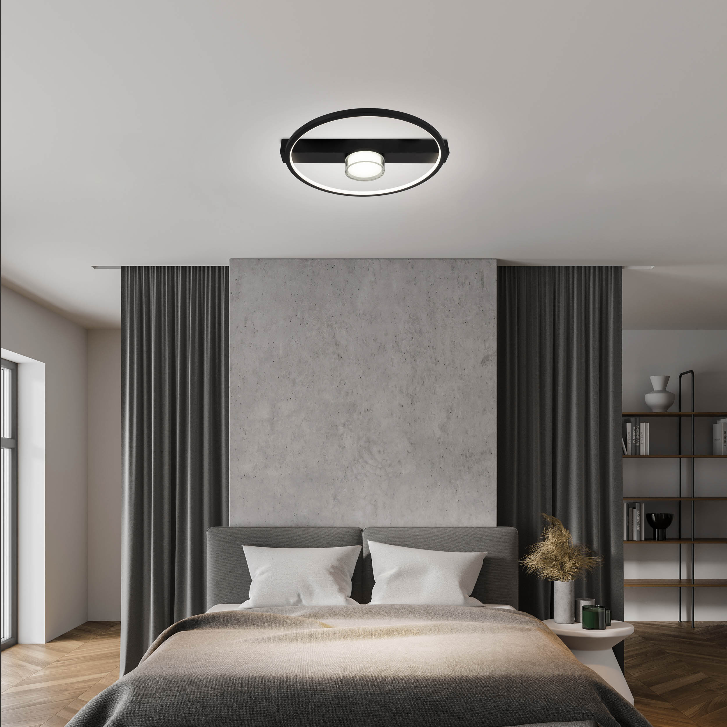 Modernes Schlafzimmer mit grauem Bett, Vorhängen und kreisförmiger Deckenleuchte.