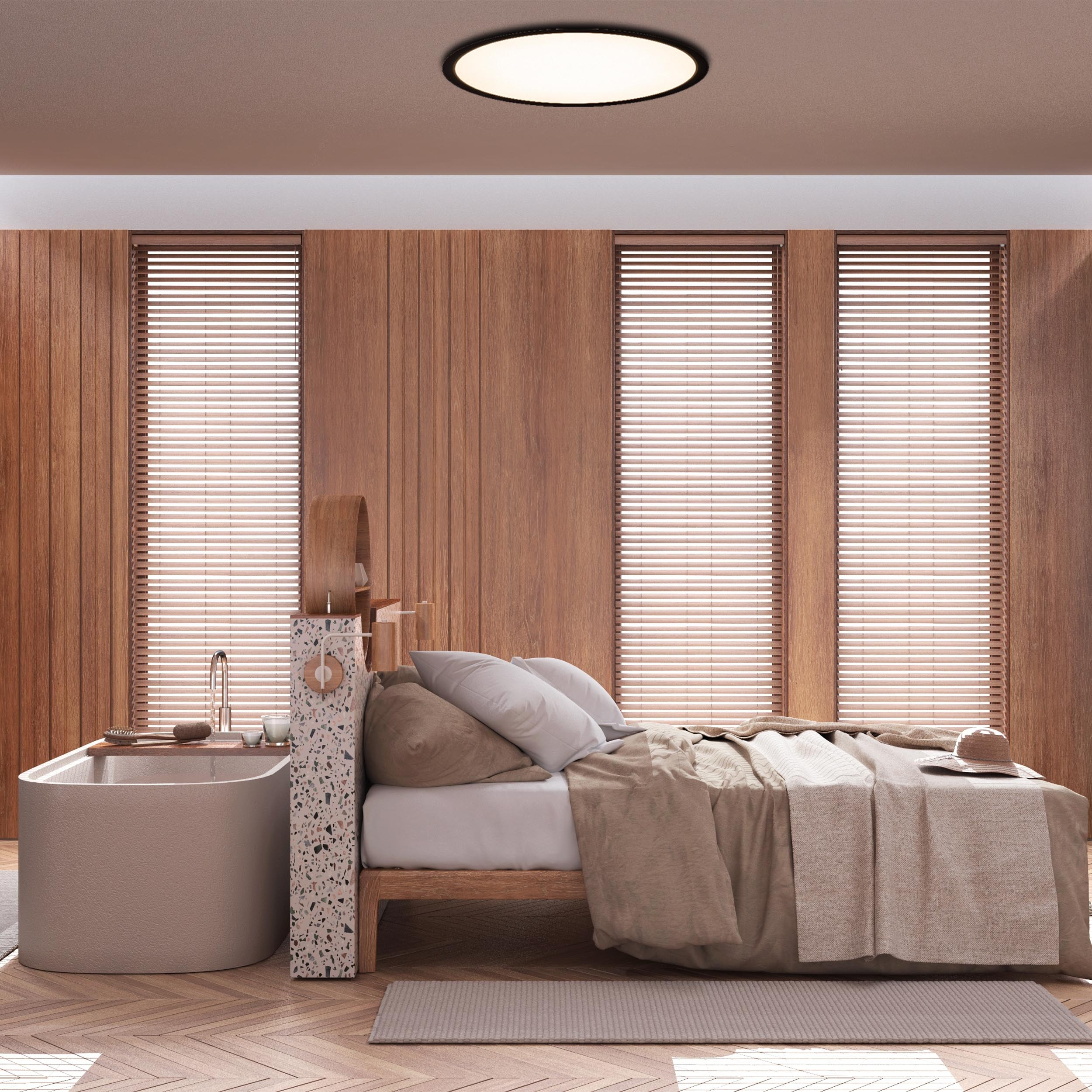 Schlafzimmer-Interieur. Holzwand und Bett. Badewanne, Bett, Fenster und Lichter sichtbar.