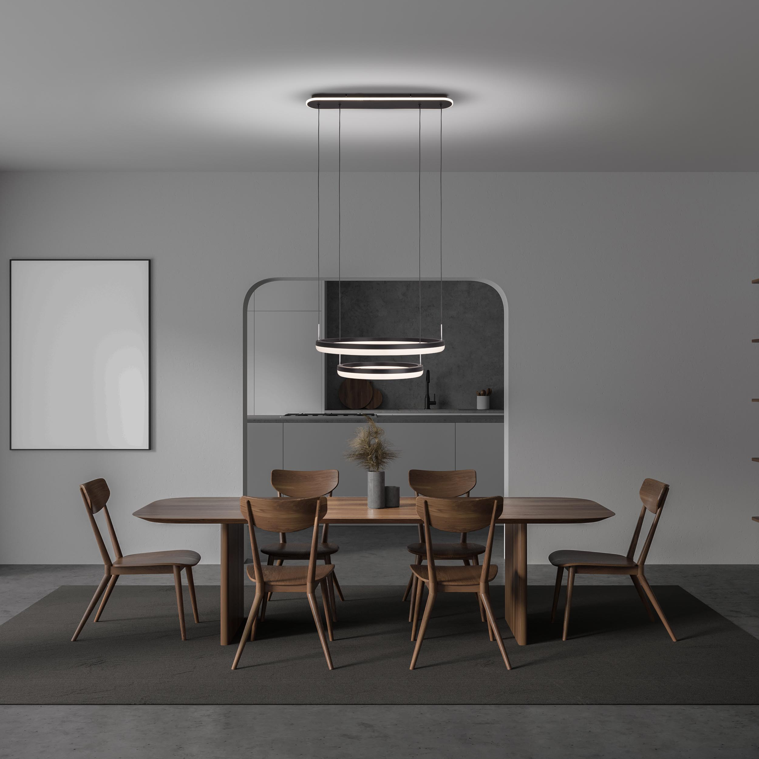 Esszimmer mit Holztisch, Stühlen, Leuchte und einem gerahmten Bild. Küche im Hintergrund.