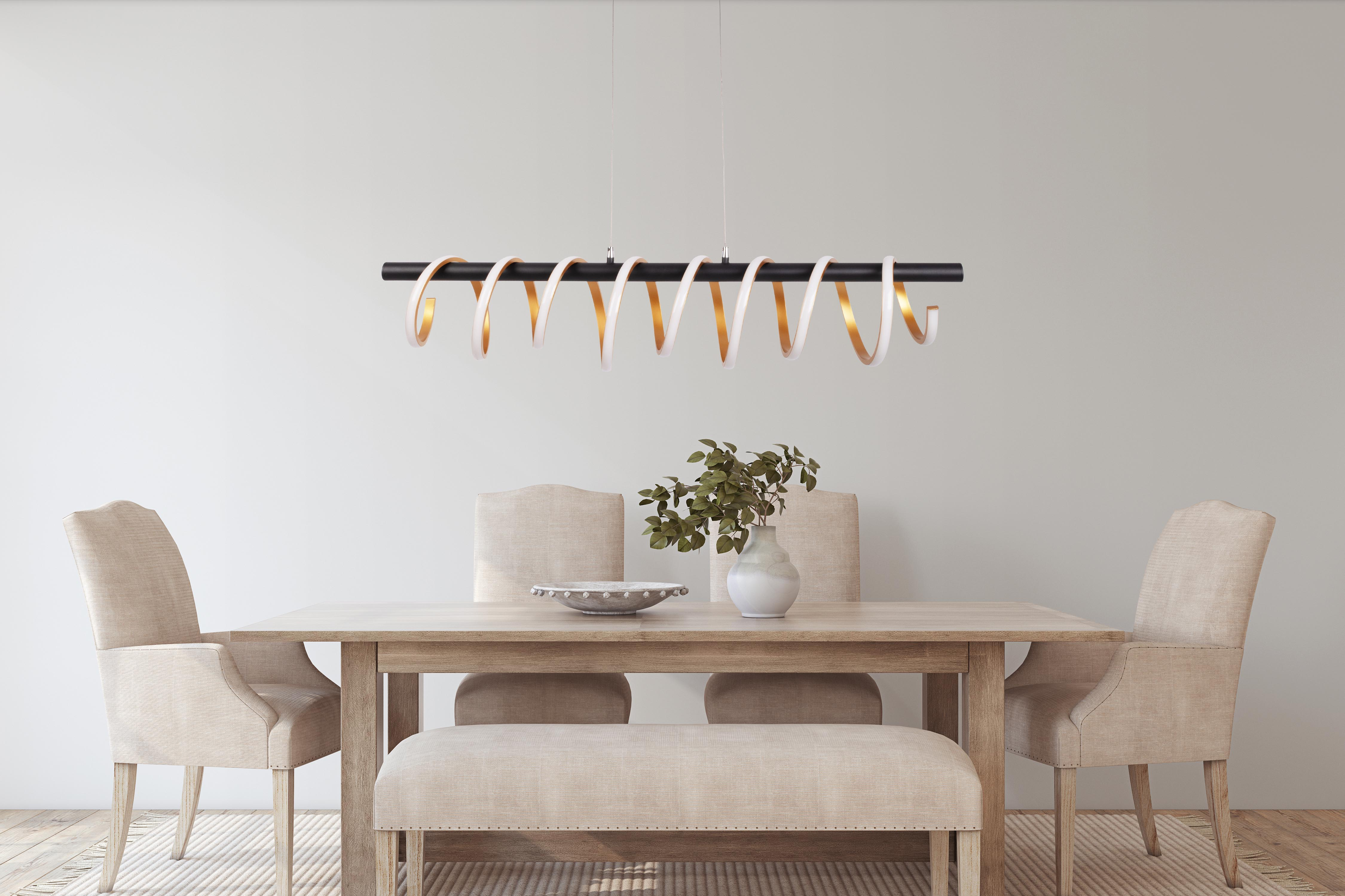 Une salle à manger moderne avec une longue lampe en spirale au-dessus d'une table.