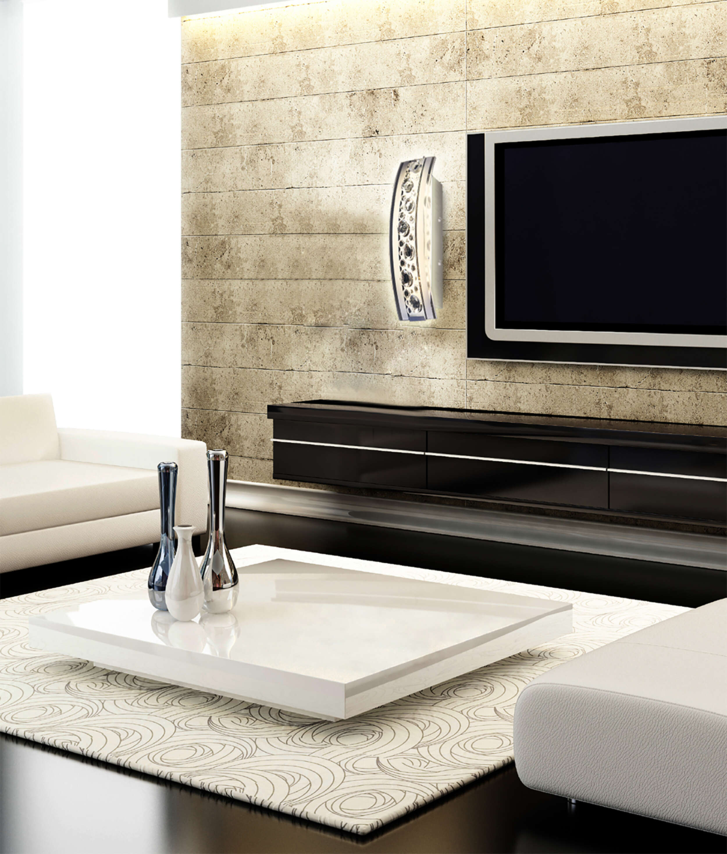 Wohnzimmer mit weißem Sofa, Couchtisch und einer Wandleuchte.