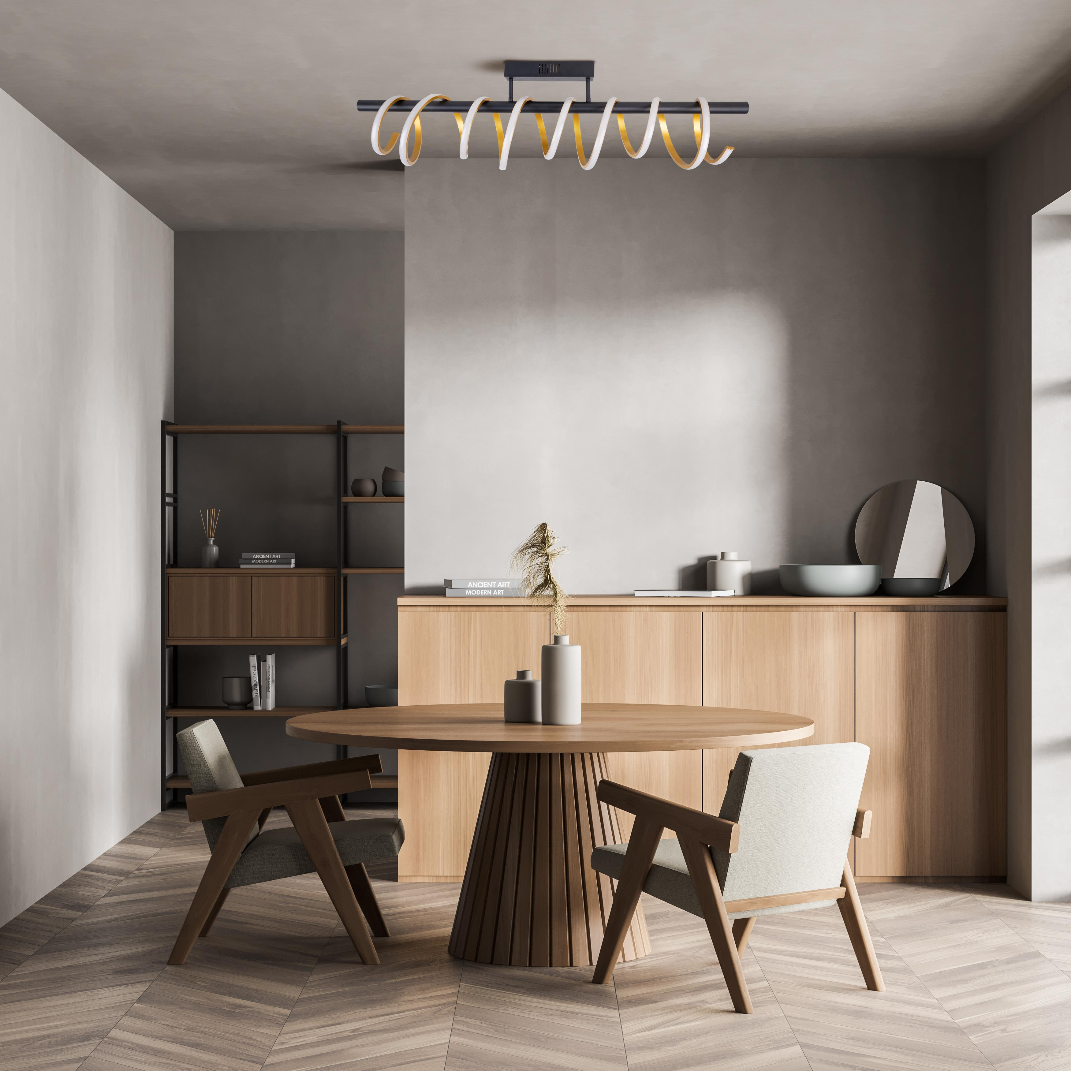 Innenraum mit Tisch, Stühlen und einer modernen Deckenleuchte mit goldenen Akzenten.