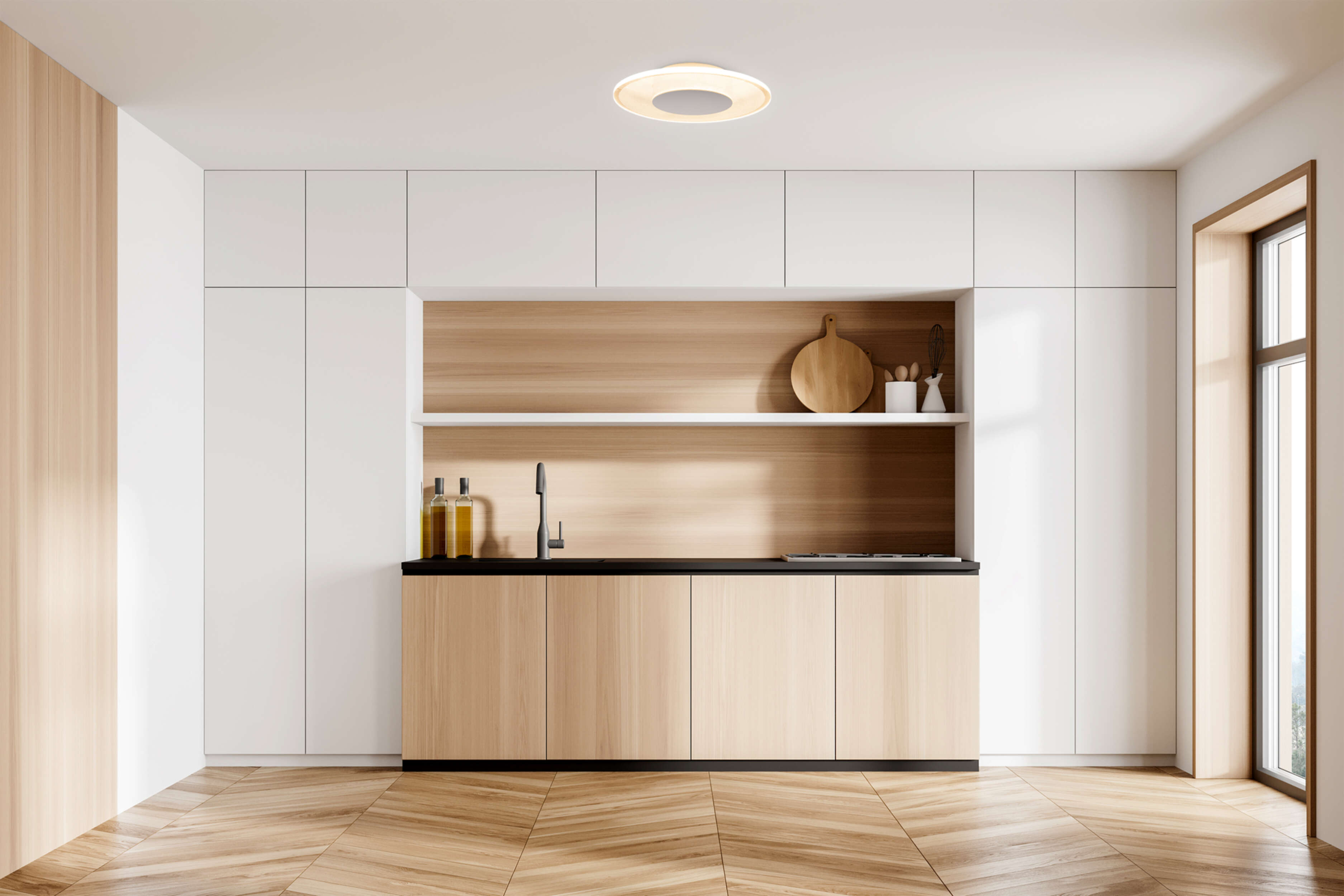 Moderne Küche mit weißen Schränken, Holz-Arbeitsplatte und Leuchten. Holzböden geben Wärme.