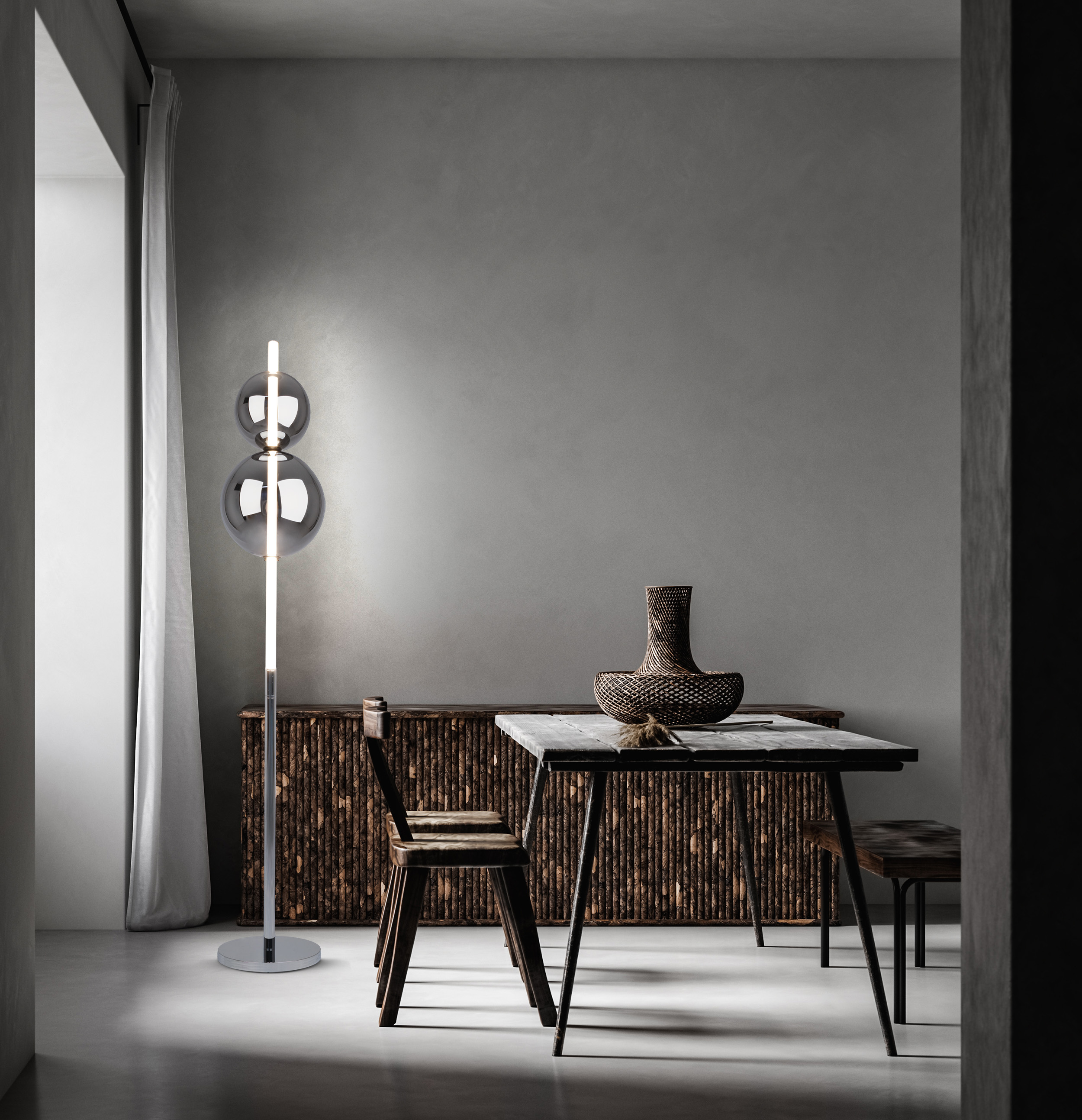 Ein Raum mit einer Stehlampe mit zwei grauen Kugeln und einem Esszimmer-Set. Ein Schrank ist im Hintergrund.