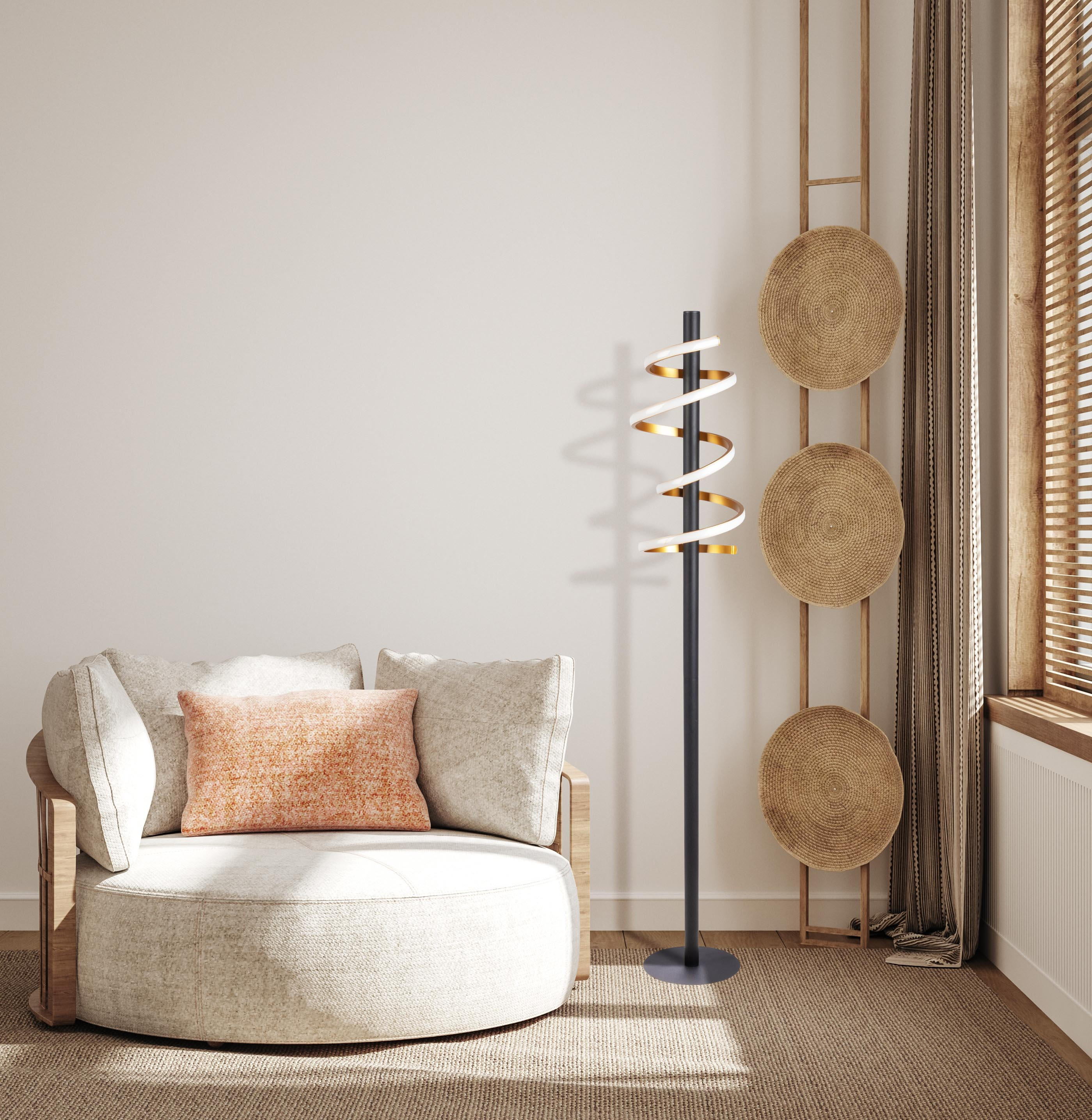 Eine Stehlampe mit Spiraldesign, ein Stuhl und dekorative Wandelemente in einem Raum.