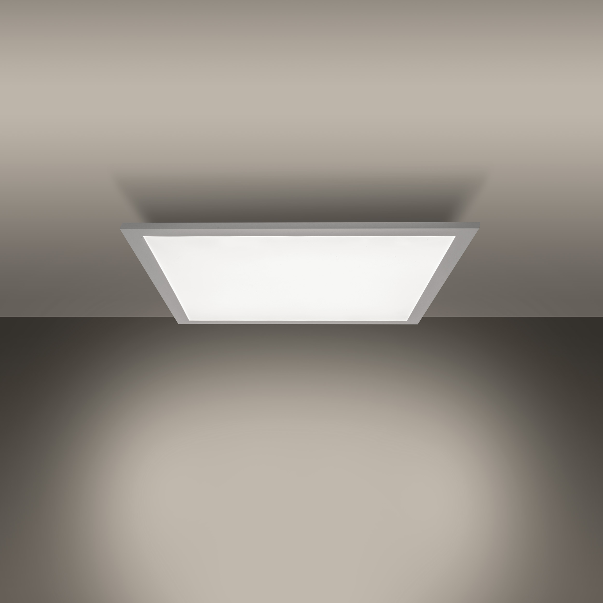 Eine rechteckige Einbauleuchte an der Decke. Der Hintergrund ist braun-beige.