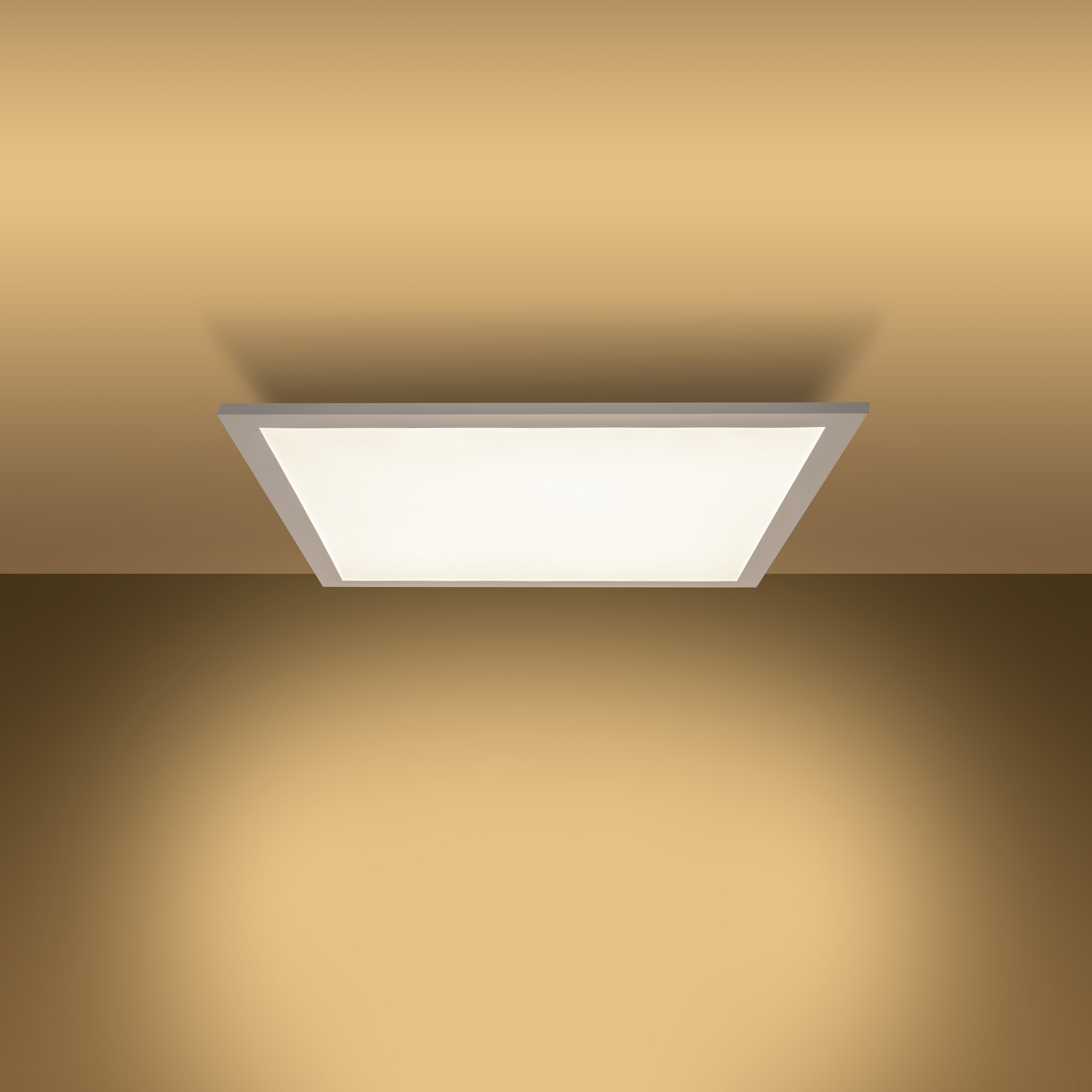 Eine Deckenleuchte wird gezeigt. Sie hat eine quadratische Form, ist weiß und hat ein vertieftes Design.