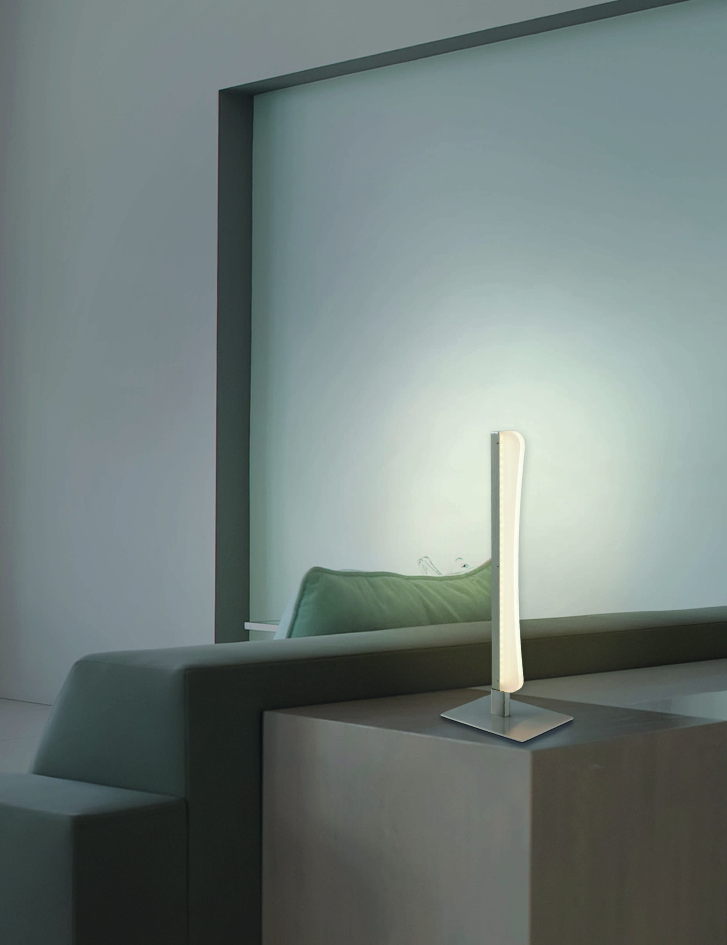 Moderne weiße und silberne Lampe auf weißer Oberfläche, in der Nähe eines Fensters.
