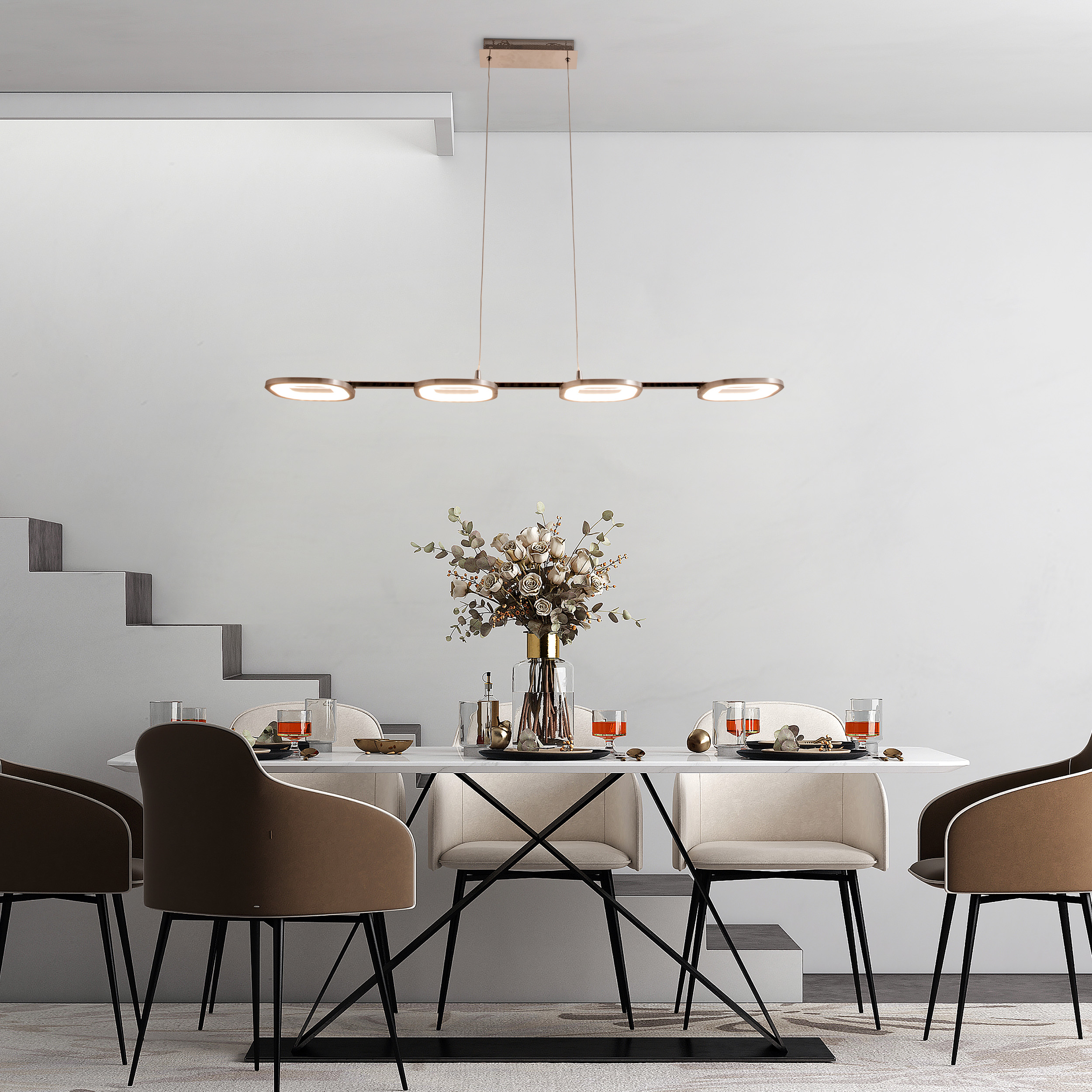 Ein Esszimmer mit Tisch, Stühlen und einer modernen linearen Leuchte.