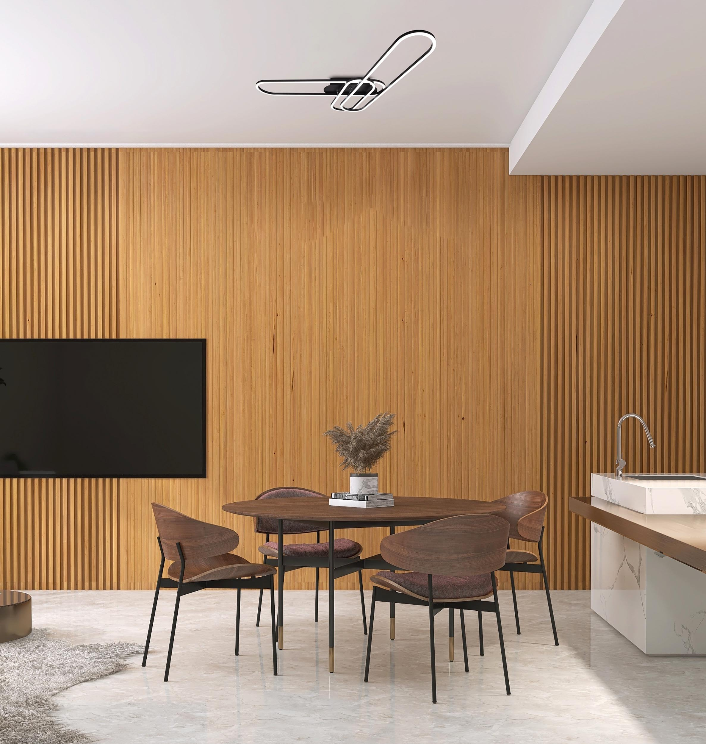 Modernes Esszimmer mit Holzverkleidung. Esstisch mit Stühlen, Deckenleuchte sichtbar.