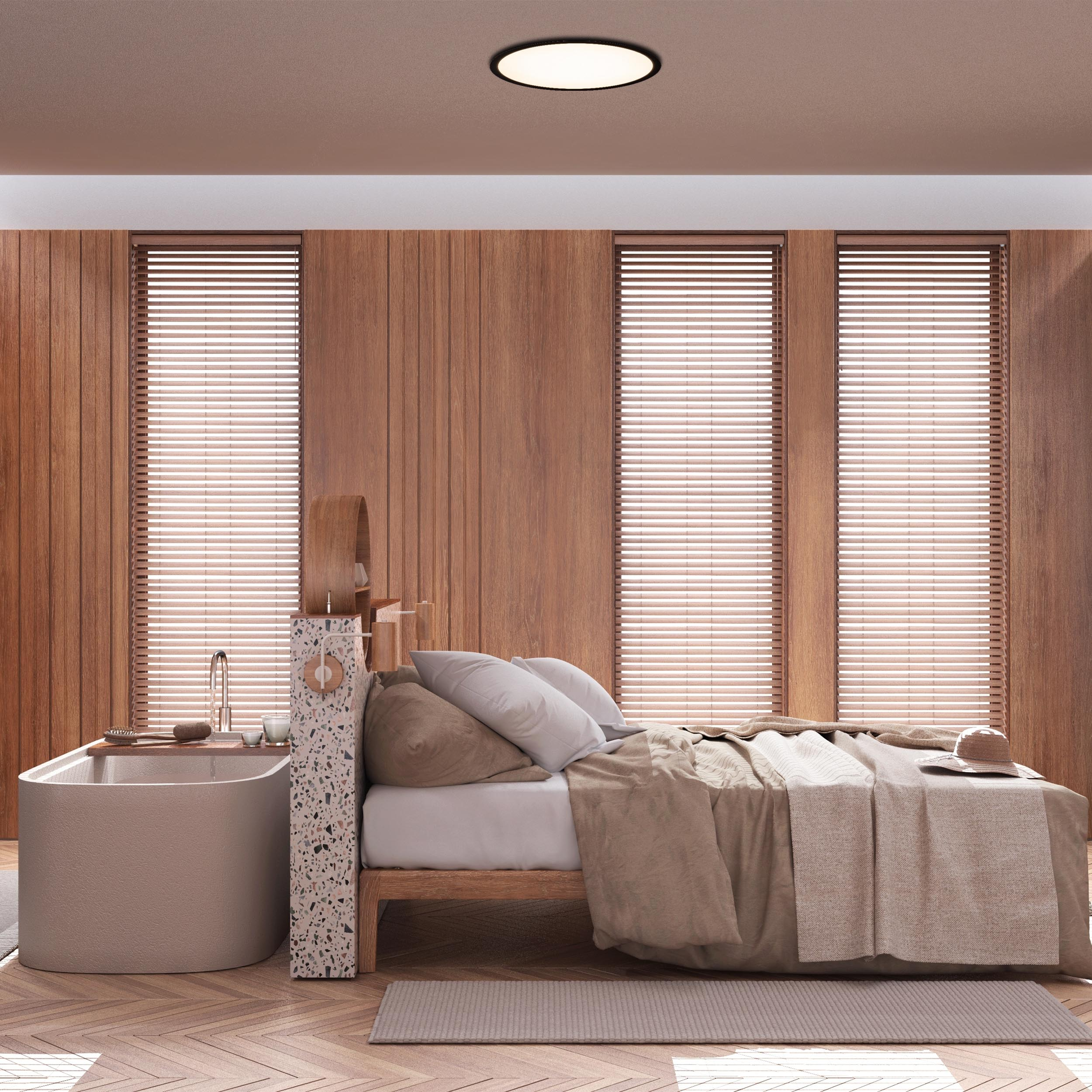 Schlafzimmer-Interieur. Holzvertäfelung, Fenster, Bett und Badewanne. Das Bett hat beige Bettwäsche, die Wände sind braun.