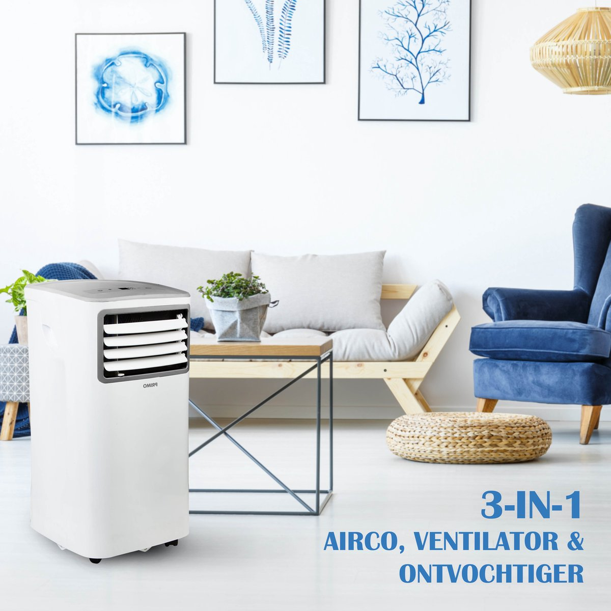 Witte en grijze airconditioner in een woonkamer. Er is een bank en kunst op de achtergrond.