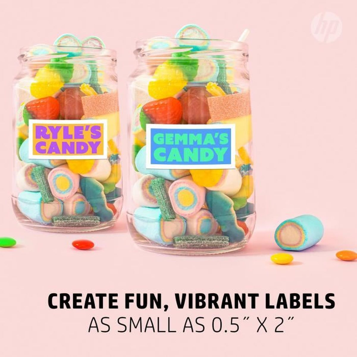Dwa słoiki wypełnione kolorowymi cukierkami, z etykietami 'Ryle's Candy' i 'Gemma's Candy', z cukierkami wokół.