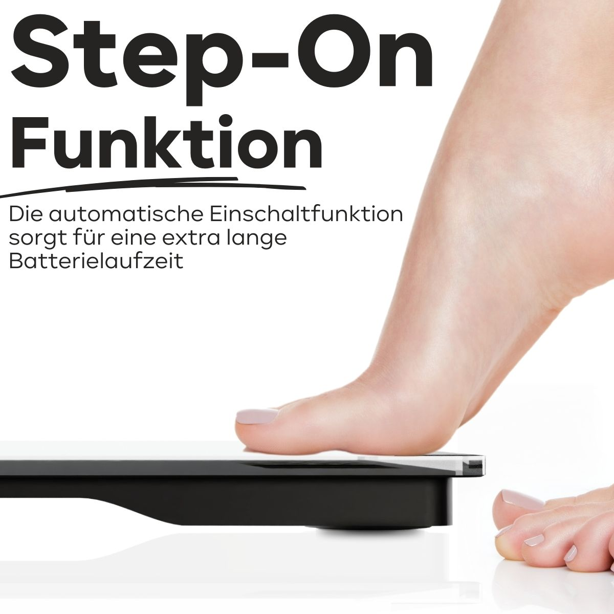 Stopa wchodząca na wagę. Tekst mówi Step-On Funktion i Die automatische Einschaltfunktion...