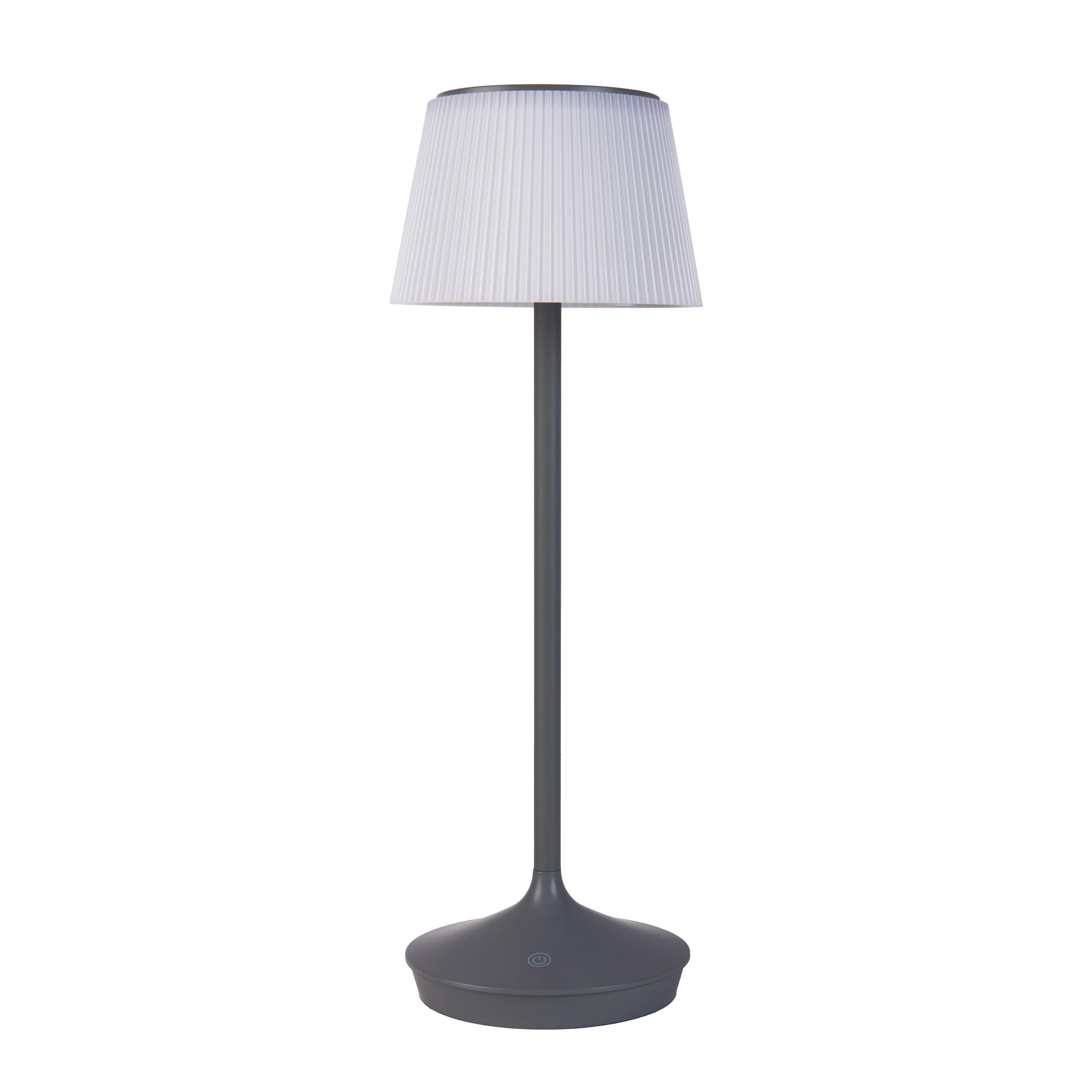 Eine graue Stehlampe mit weißem plissiertem Lampenschirm, stehend auf weißem Hintergrund.
