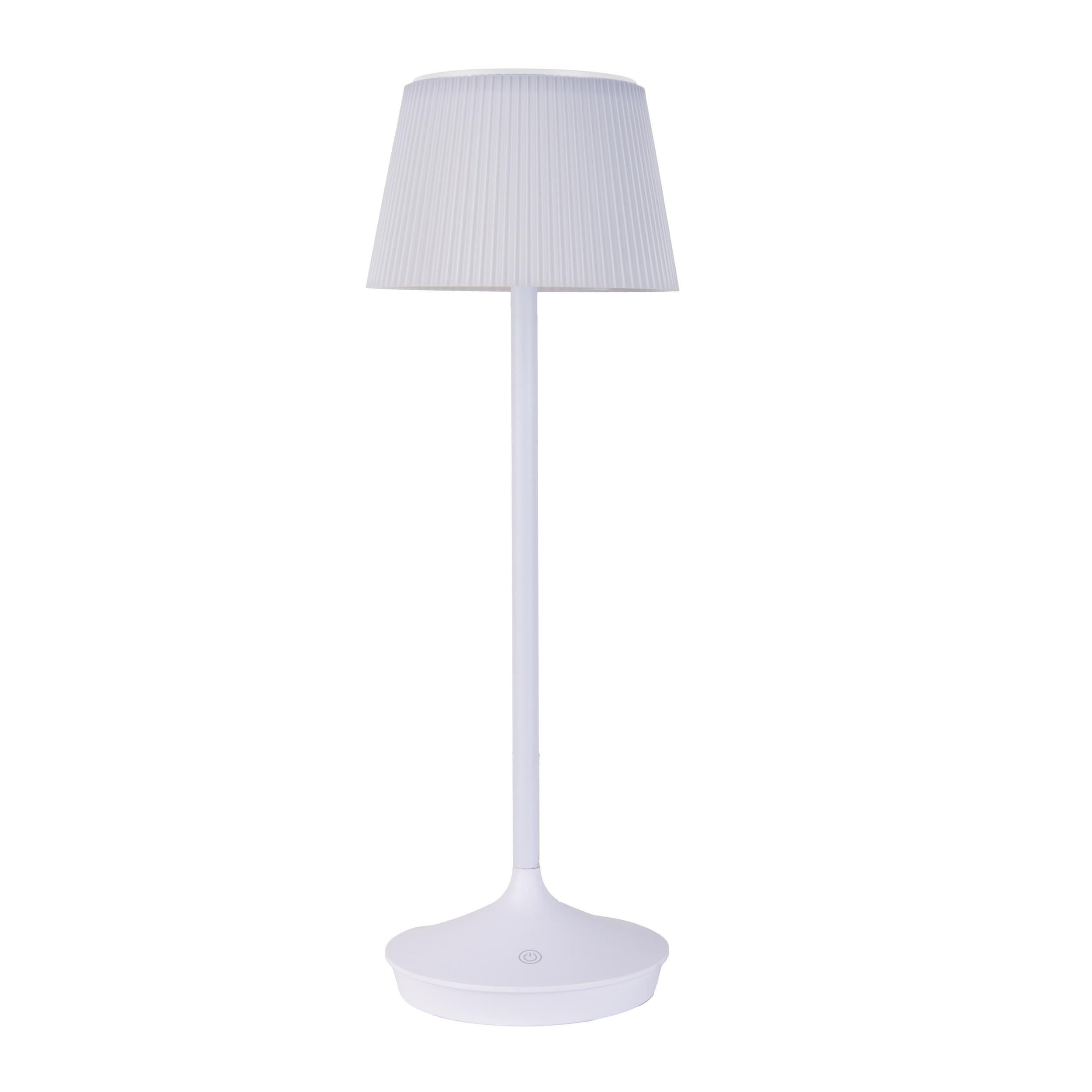 Weiße Stehlampe mit plissiertem Lampenschirm auf weißem Hintergrund. Schlichtes, elegantes Design.