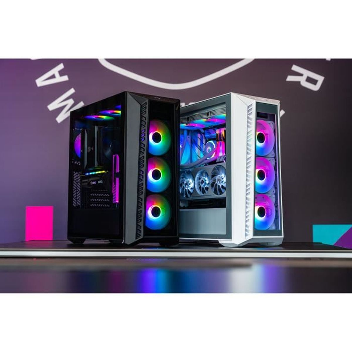 Due case per PC con luci RGB. Una nera e una bianca. Le case sono su uno sfondo scuro.