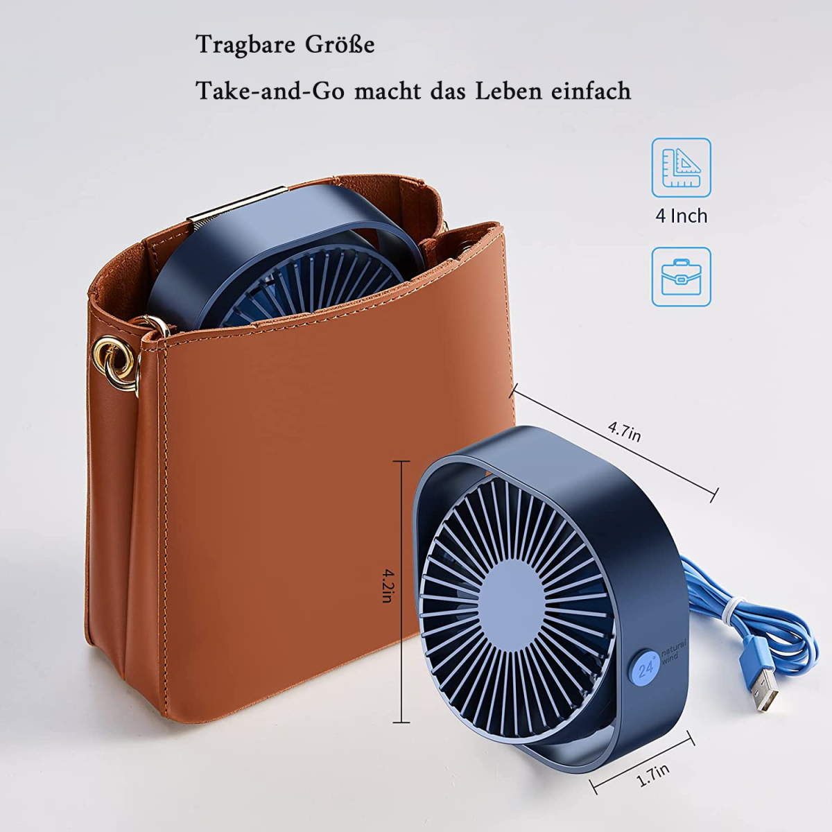Ein kleiner blauer Ventilator neben einer Handtasche, mit Maßen und Text auf Deutsch. Der Lüfter ist klein.