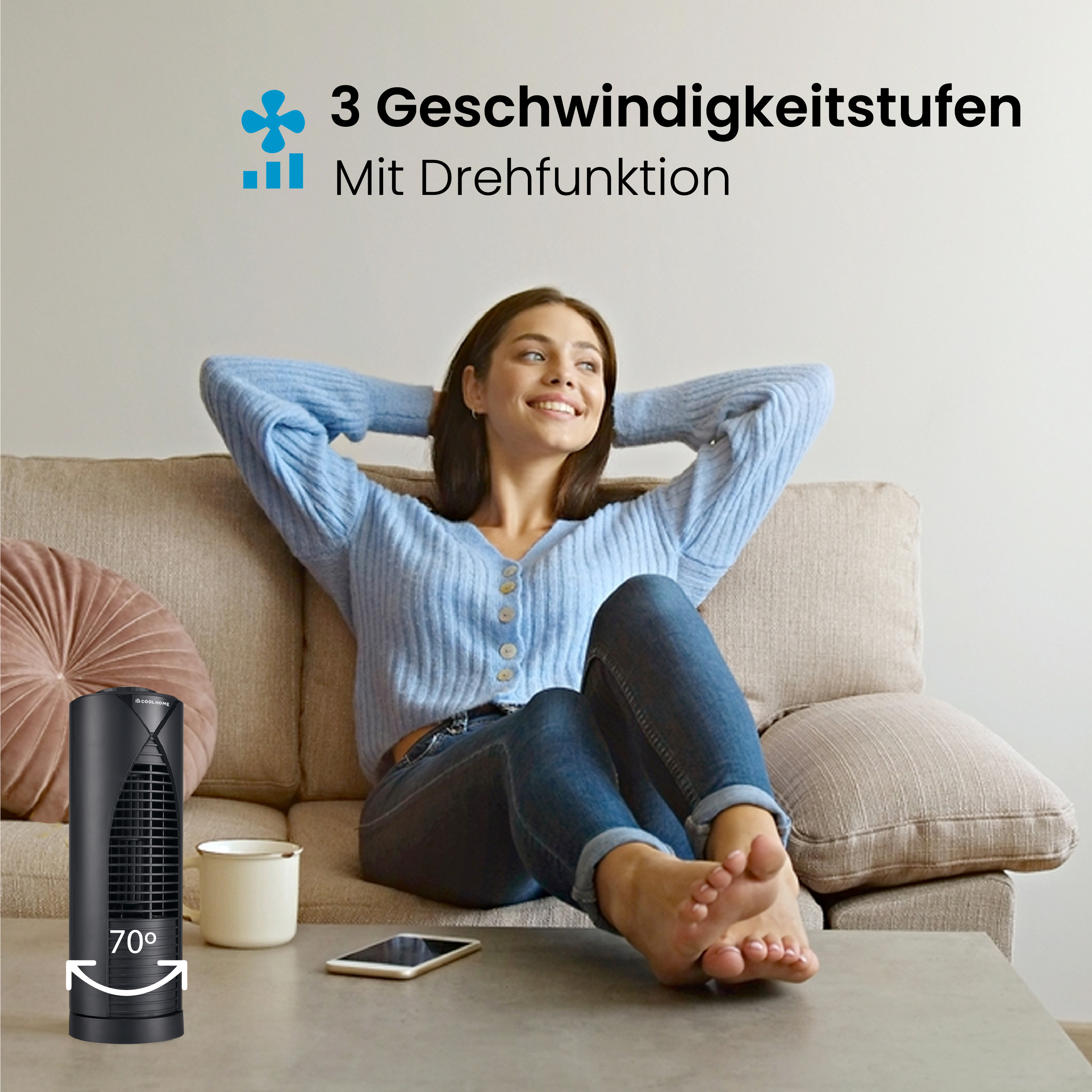 Eine lächelnde Frau sitzt auf einem Sofa, mit einem Ventilator und einem Telefon.