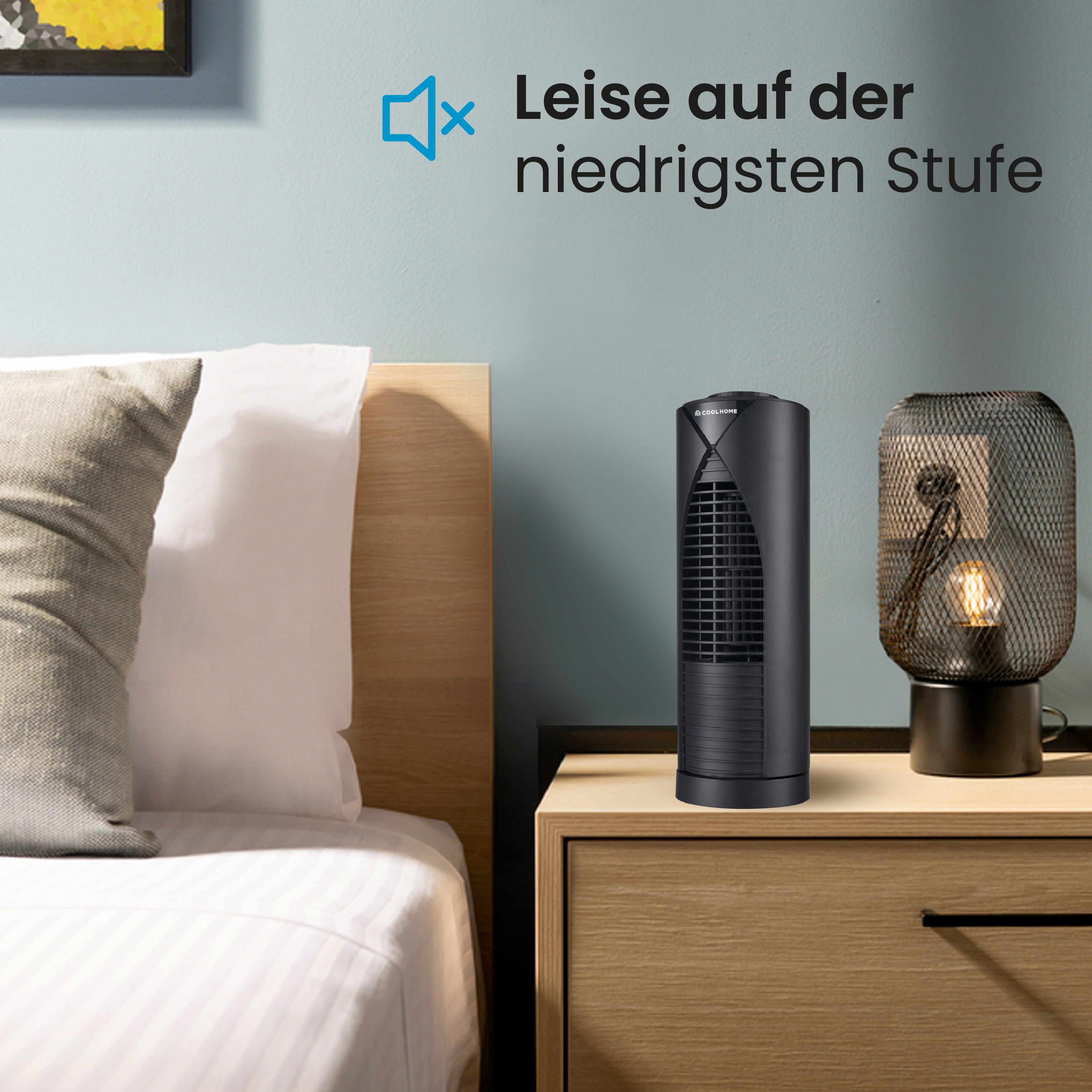 Schwarzer Turmventilator auf einem Nachttisch neben einer Lampe. Text: Leise.