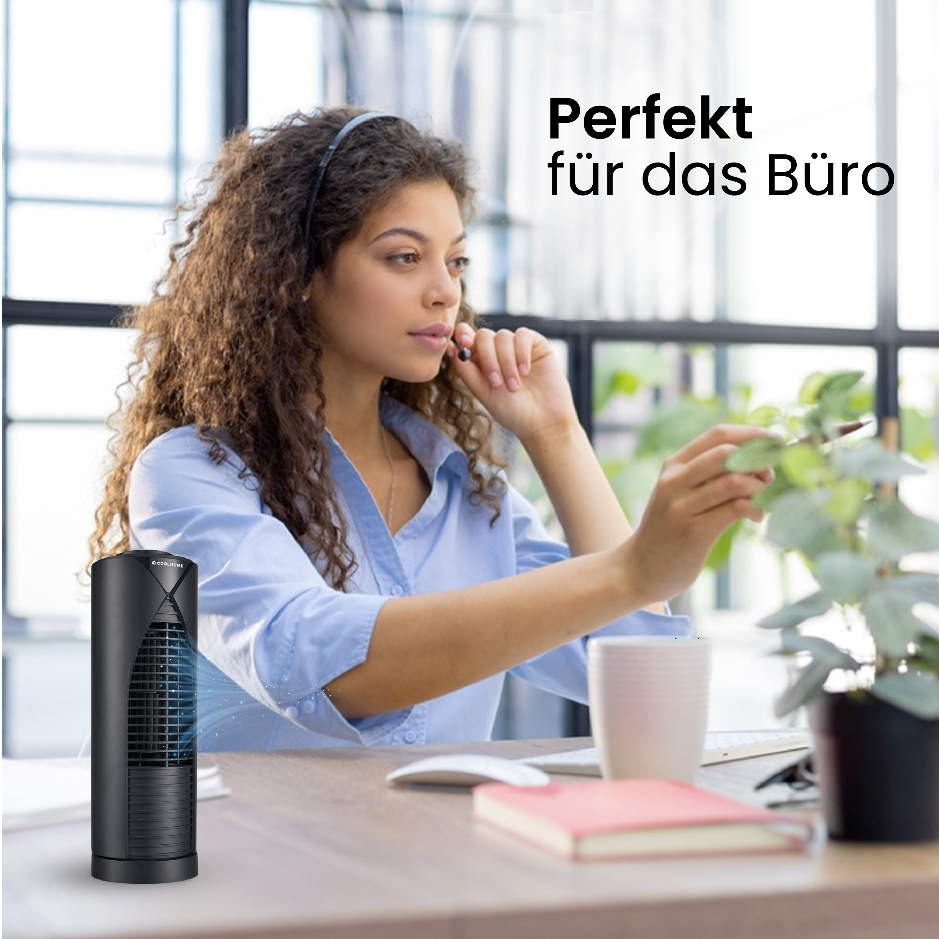 Frau mit Headset und Büroszene mit einem schwarzen Luftreiniger.