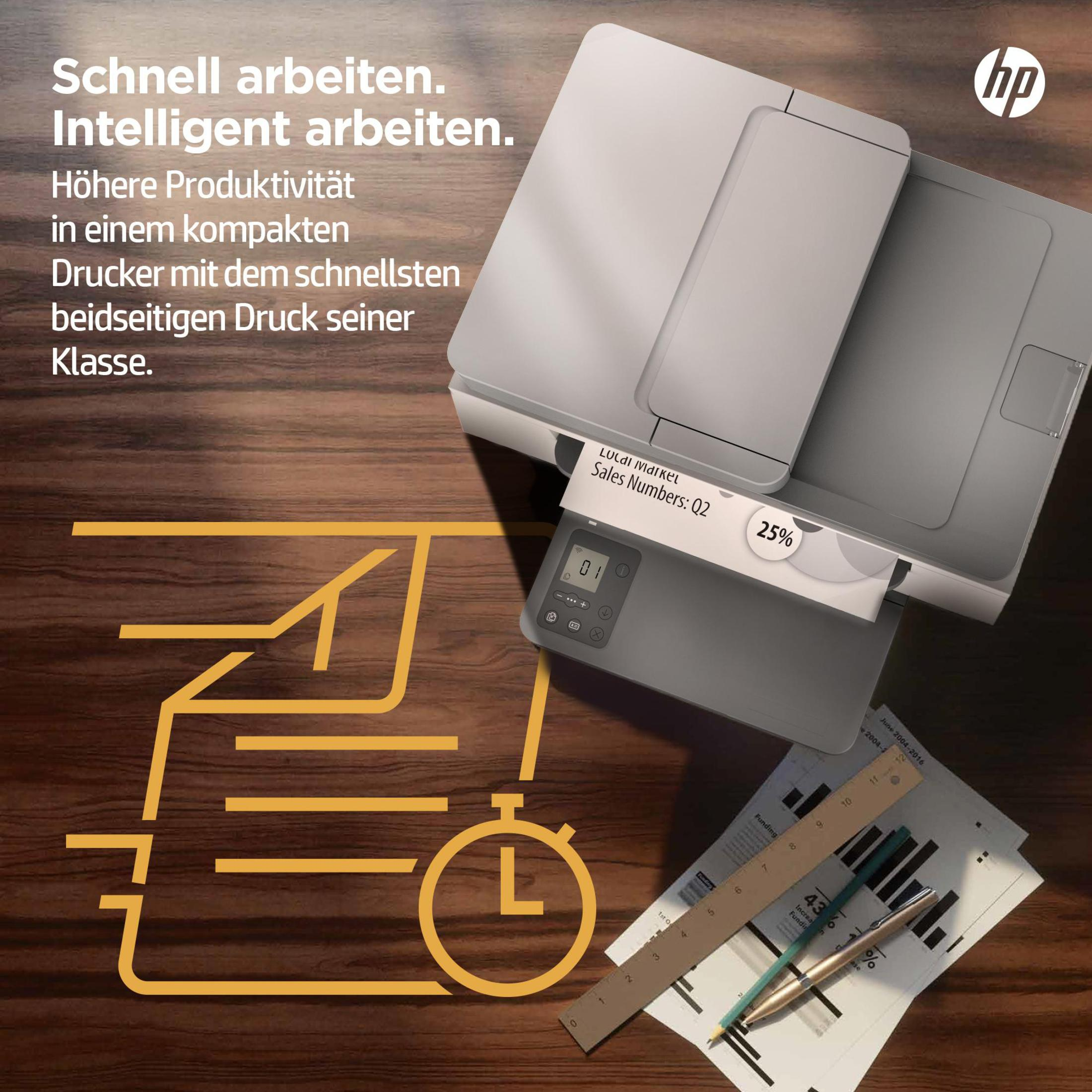 Biała drukarka na drewnianym stole. Tekst w języku niemieckim. Ikona stopera po lewej.