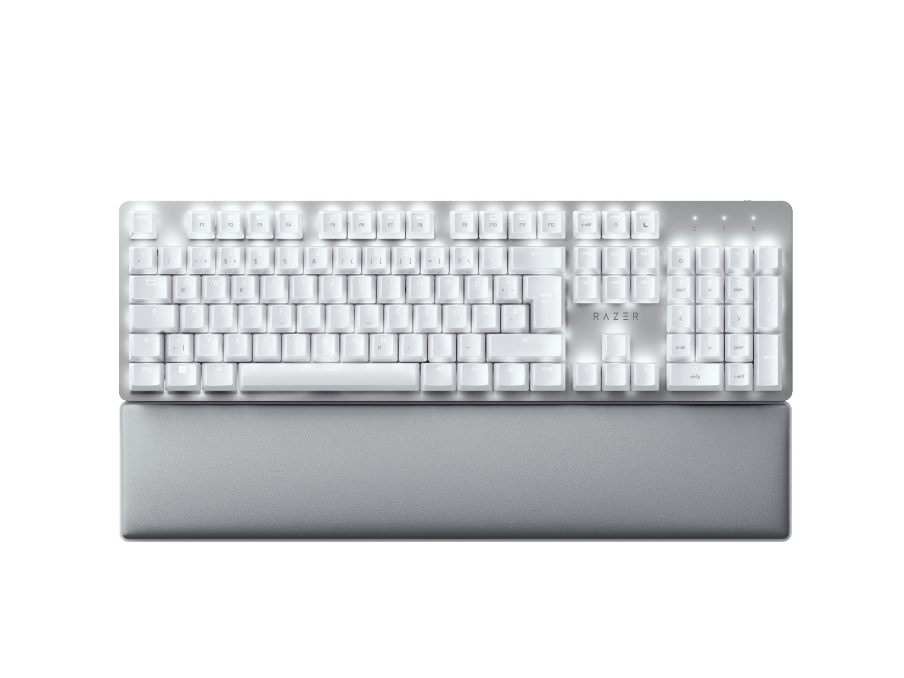 Weiße Tastatur mit Handgelenkauflage. Razer-Logo sichtbar. Tasten sind beleuchtet. Isoliert auf weißem Hintergrund.