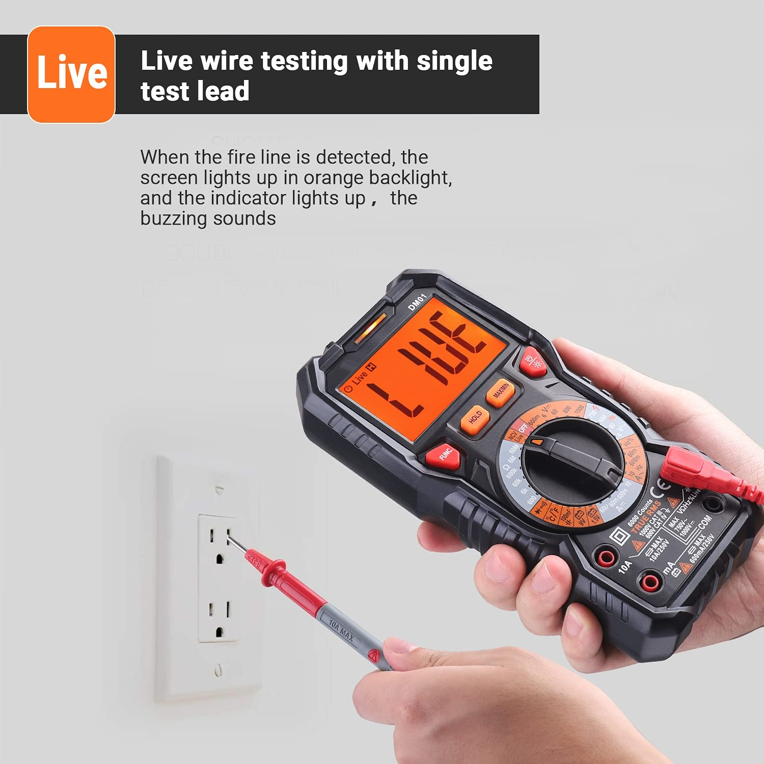 Ein Multimeter testet eine Steckdose. Der Bildschirm zeigt einen Live-Wert. Rote und schwarze Sonden.