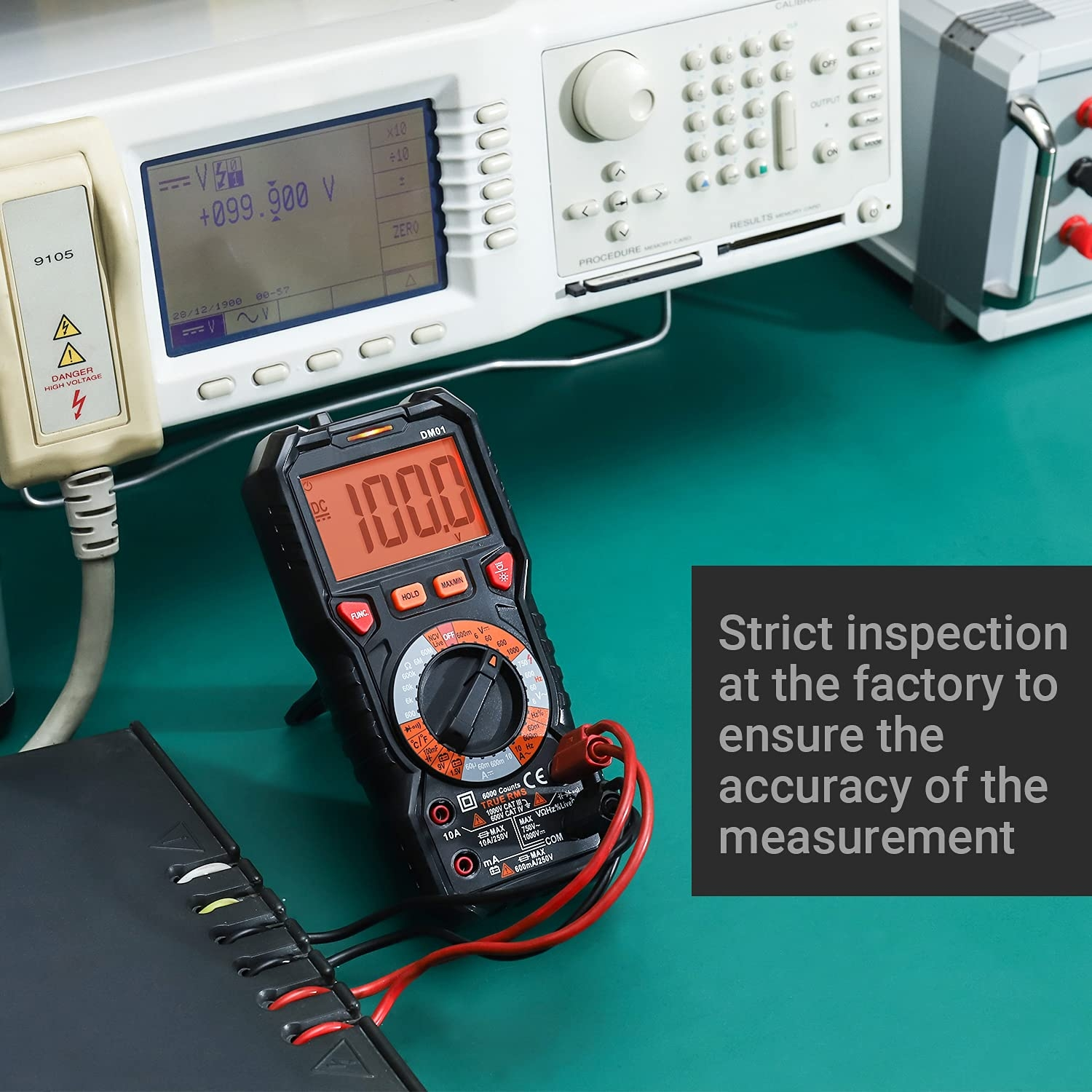 Ein Multimeter zeigt 100,0 an, mit anderen Messgeräten im Hintergrund.