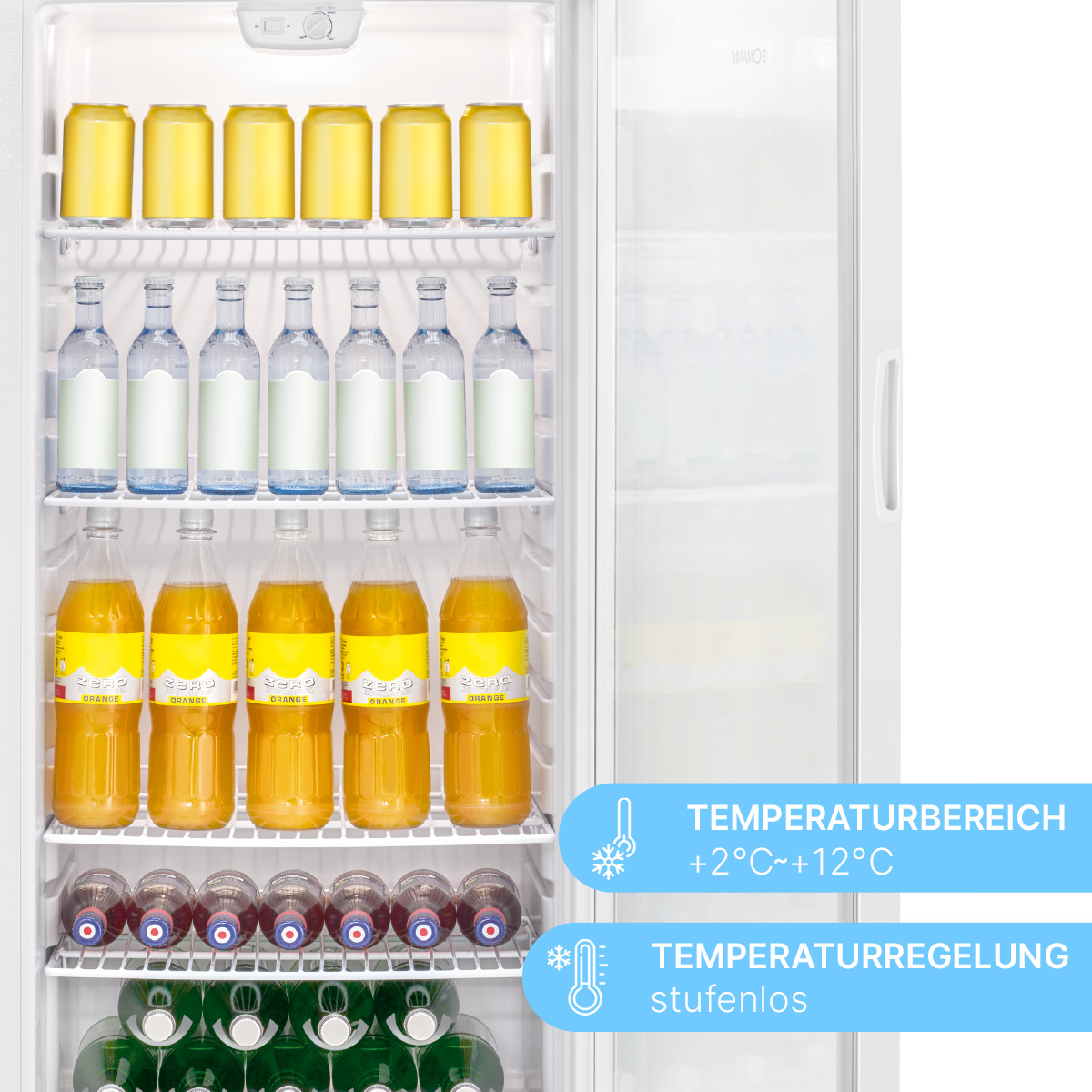 Kühlschrankinnenraum mit Getränken: Flaschen und Dosen mit Saft und Limonade.
