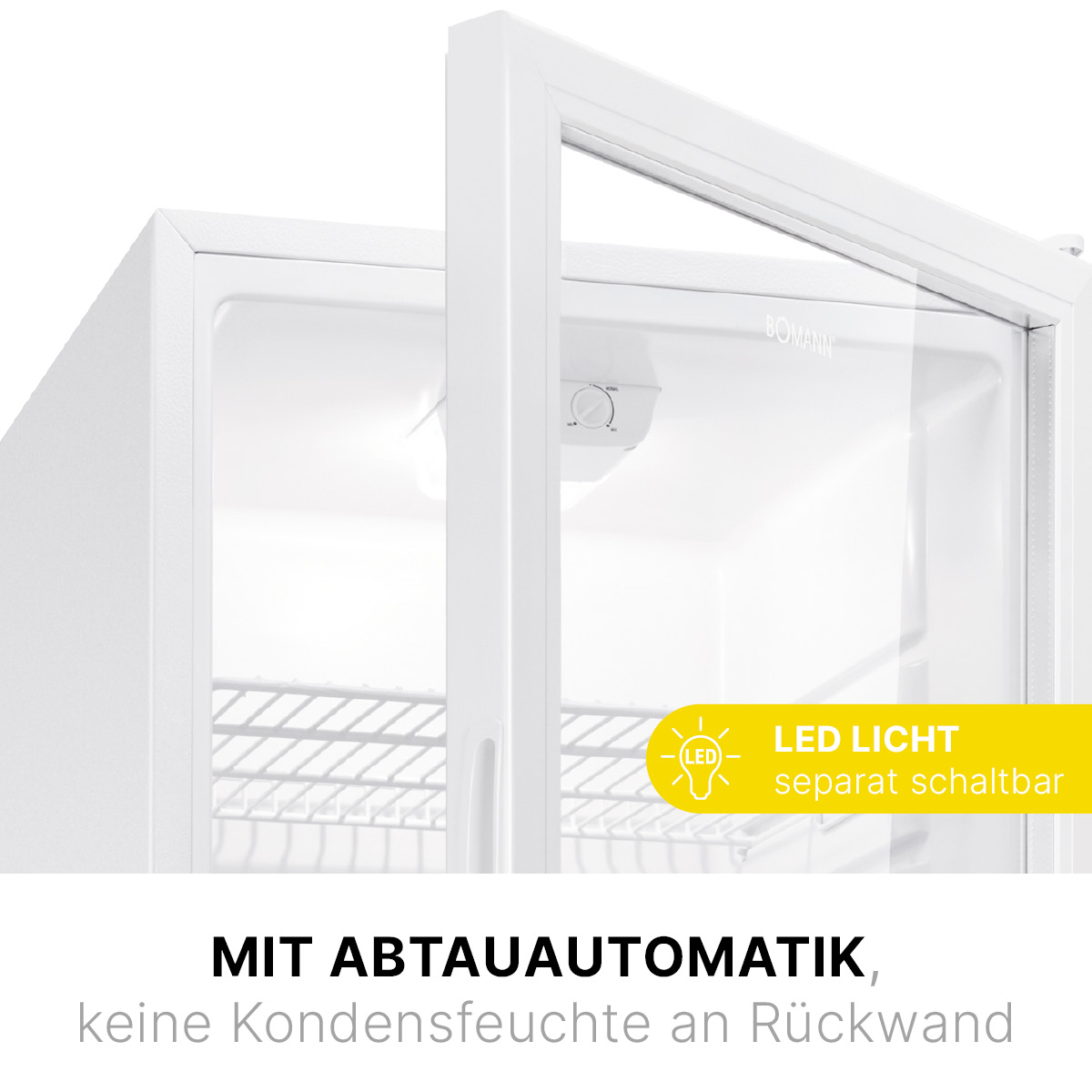 Ein weißer Kühlschrank mit geöffneter Glastür. Text weist auf automatische Abtauung und LED-Beleuchtung hin.