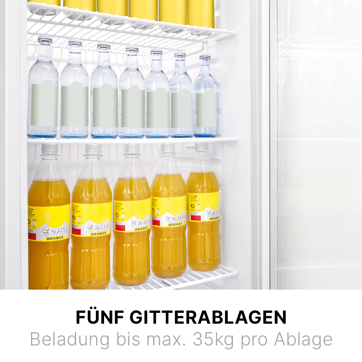 Ein Kühlschrank mit mehreren Flaschen Wasser und Saft in den Regalen. Weißes Innere.