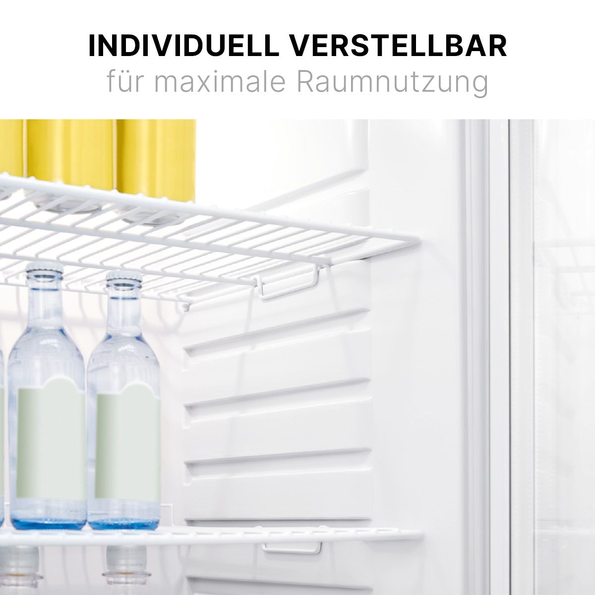 In einem weißen Kühlschrank: Regale mit Flaschen und Behältern.