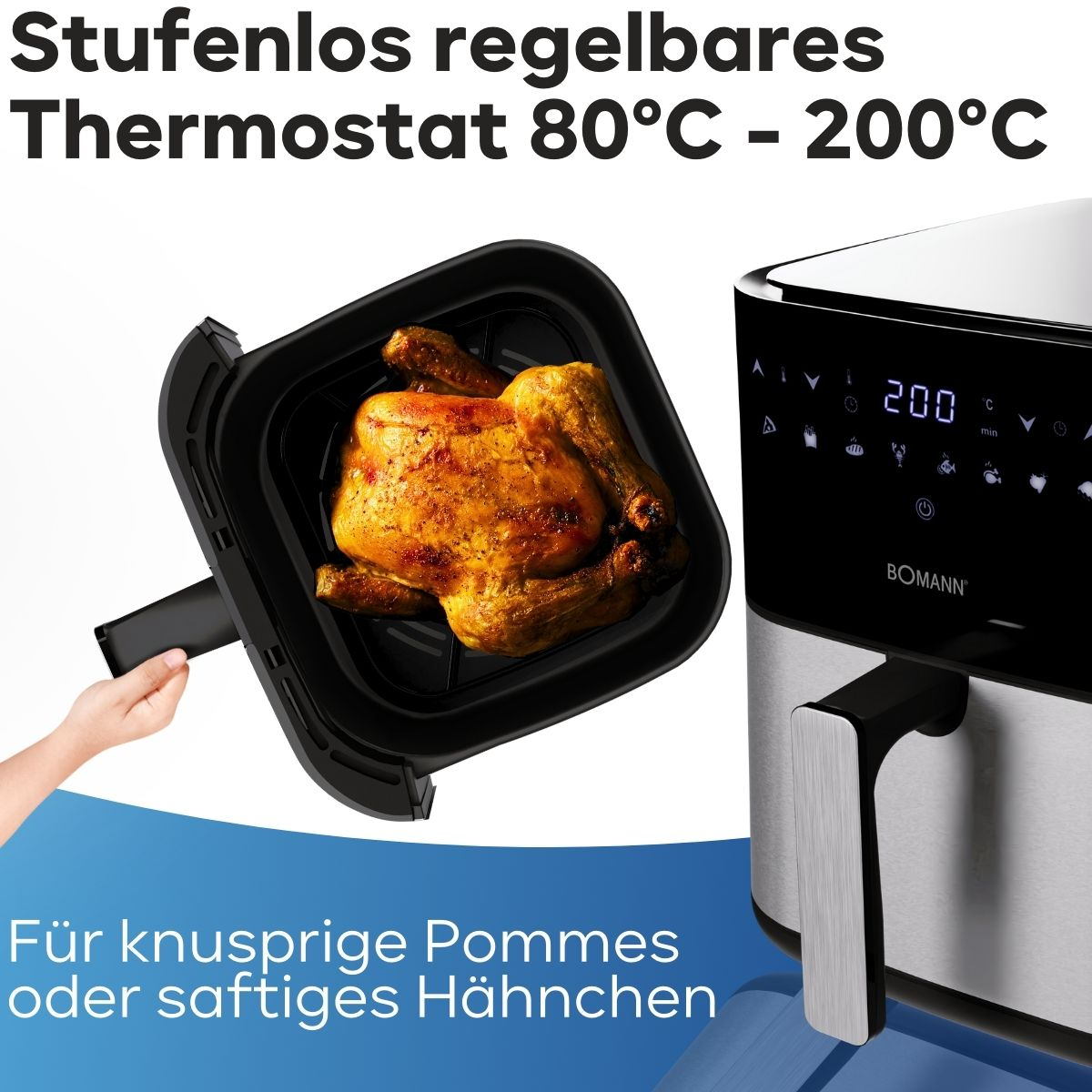 Frytownica beztłuszczowa z pieczonym kurczakiem w środku. Ręka trzyma tacę.