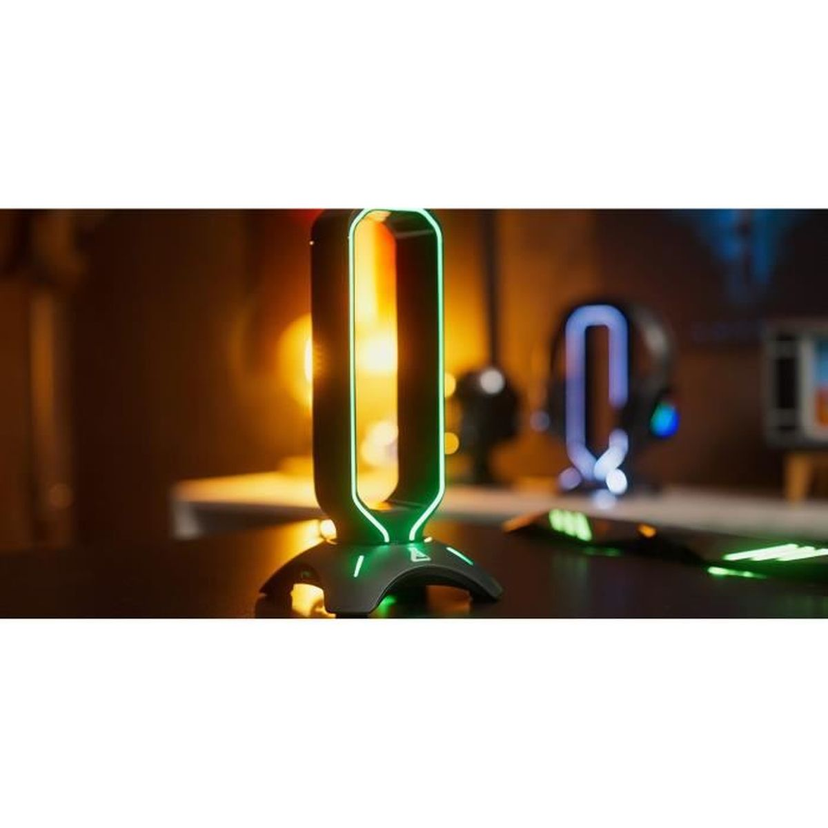 Schwarz-grüne Schreibtischlampe, mit verschwommenem Hintergrund mit einer anderen Lampe.