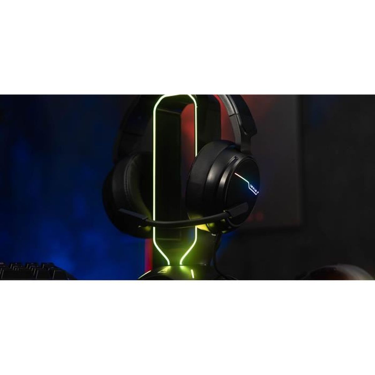 Gaming-Headset auf einem Ständer mit Neonlichtern. Das Headset ist schwarz und hat ein Mikrofon.