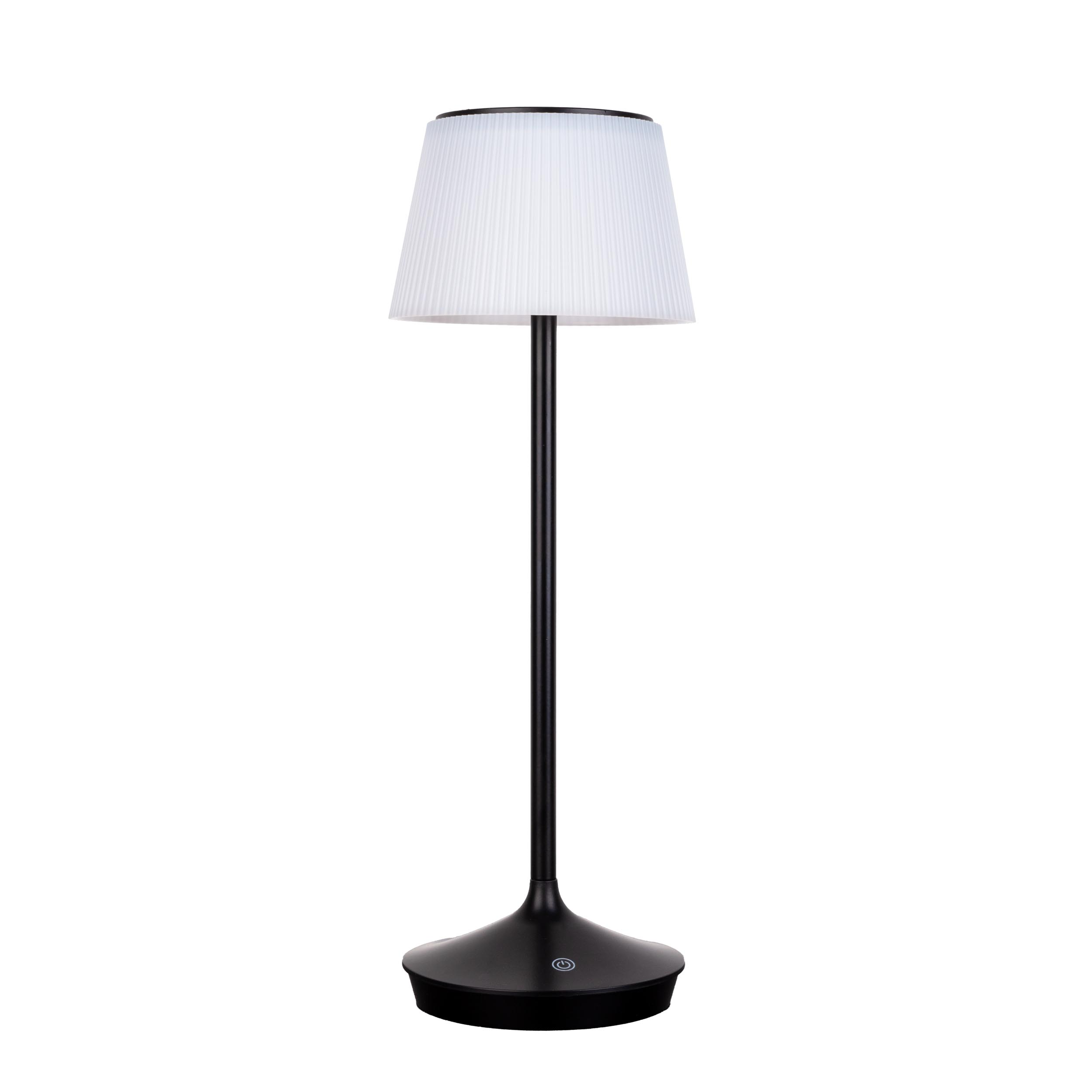 Eine schwarze Stehlampe mit weißem Lampenschirm steht auf weißem Hintergrund.