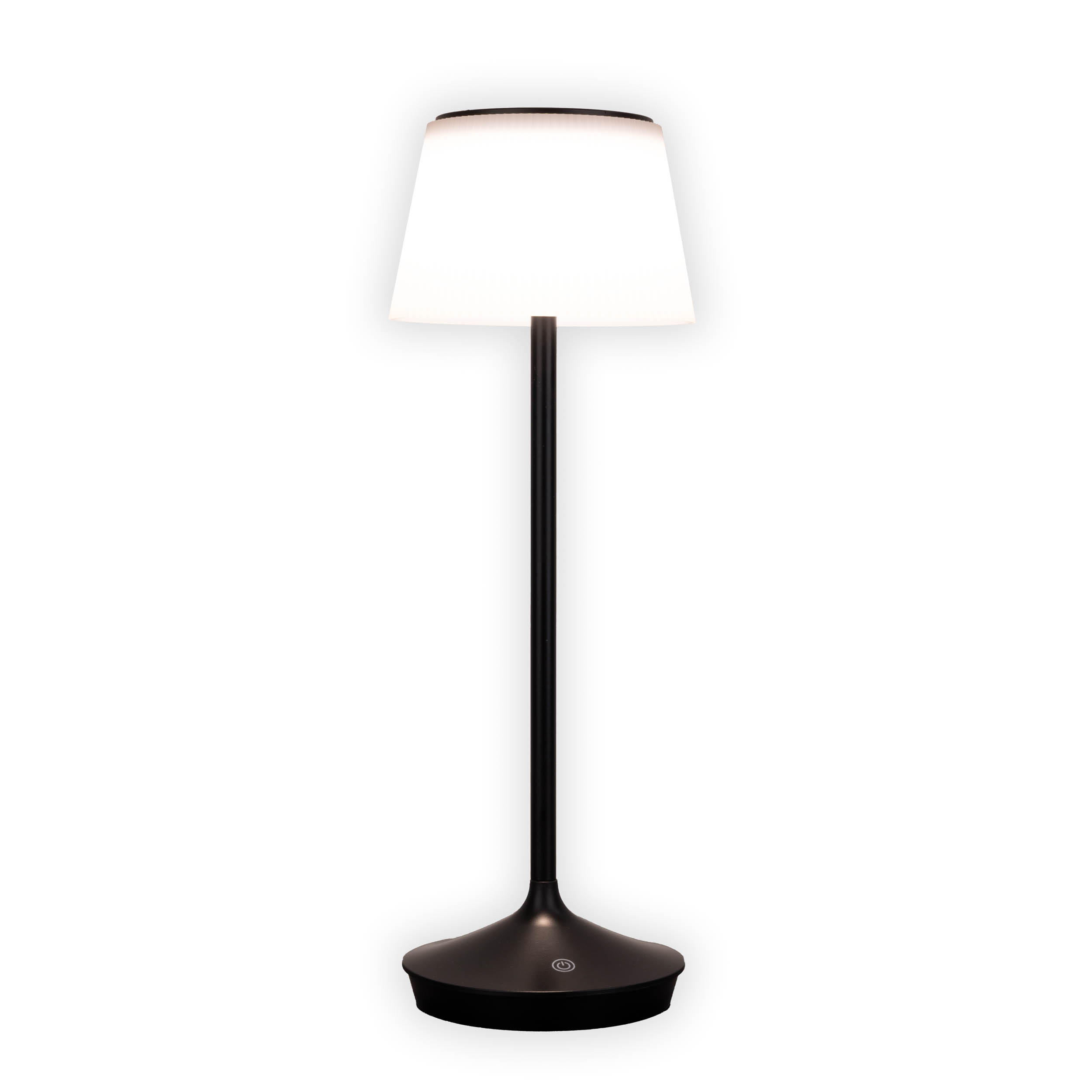 Hohe schwarze Lampe mit weißem Schirm auf weißem Hintergrund.