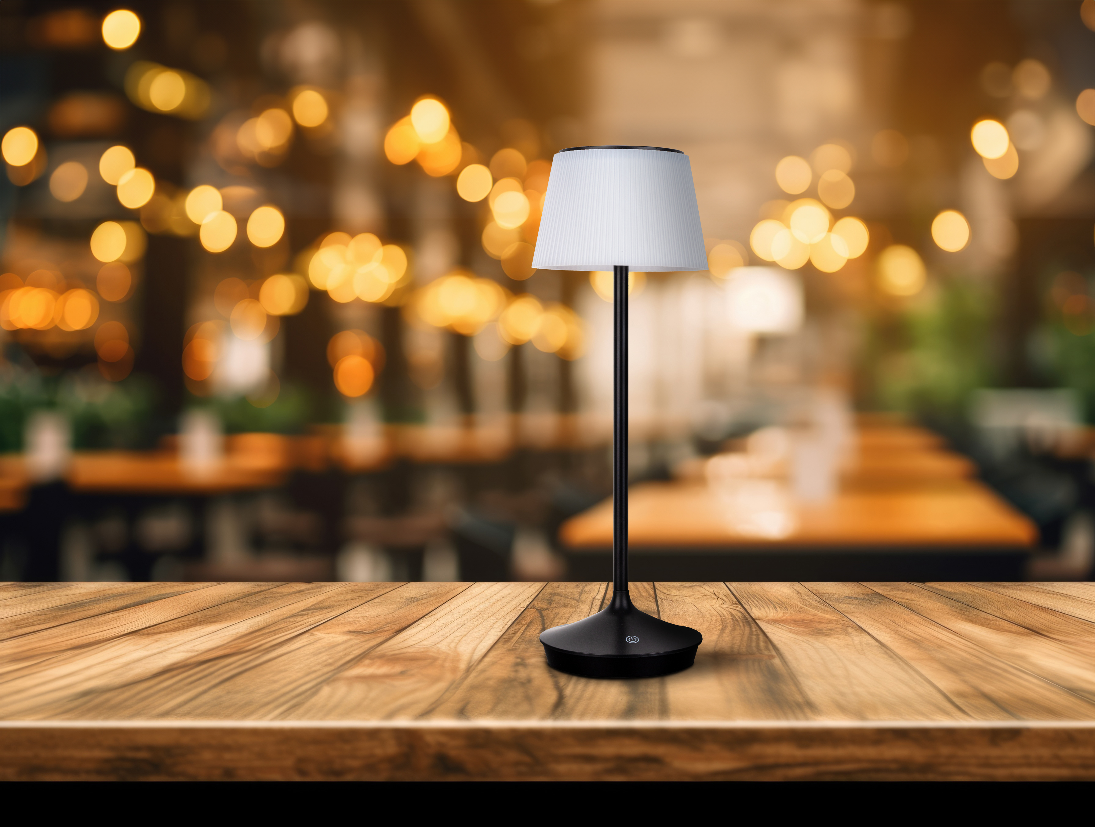 Eine Lampe auf einem Holztisch mit verschwommenem Hintergrund.