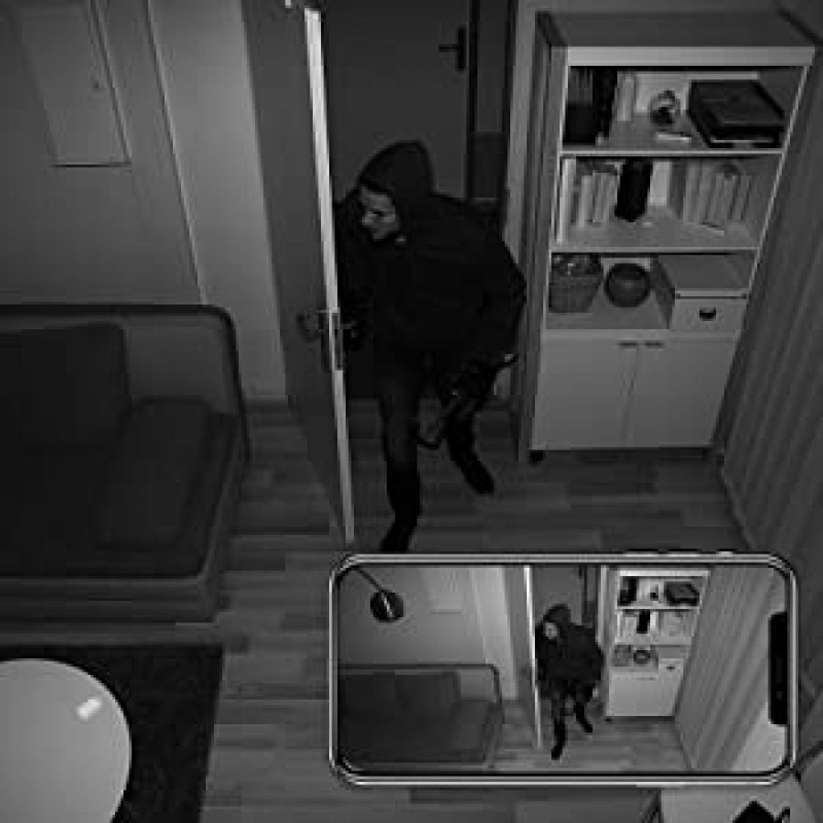 Nachtsicht-Überwachungskamera-Bildschirm, der eine Person zeigt, die einen Raum betritt, mit Live-Ansicht auf einem Telefon.