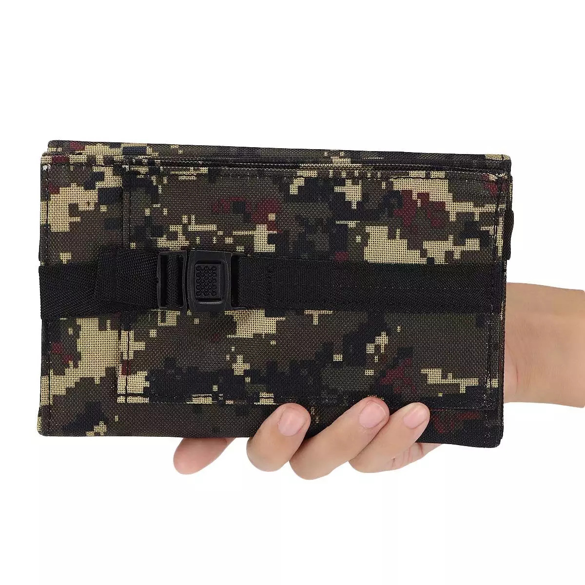 Eine Hand, die eine getarnte Geldbörse mit schwarzem Riemen und Schnalle hält.