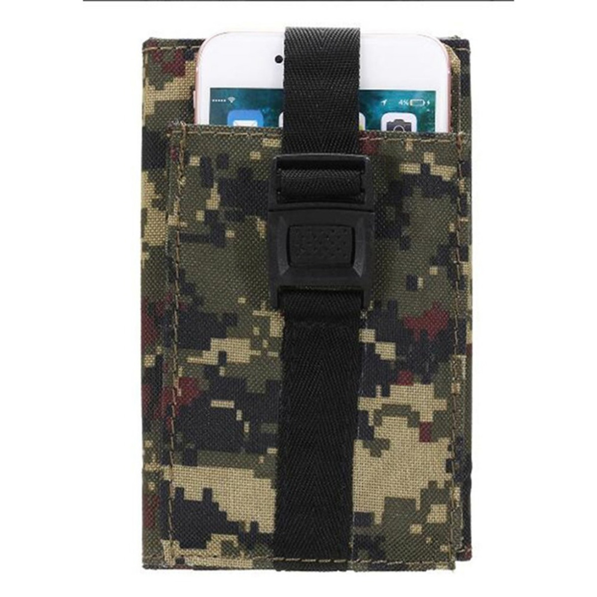 Eine Tarnmuster-Handyhülle mit schwarzem Riemen und Schnalle, die ein weißes Telefon hält. Weißer Hintergrund.
