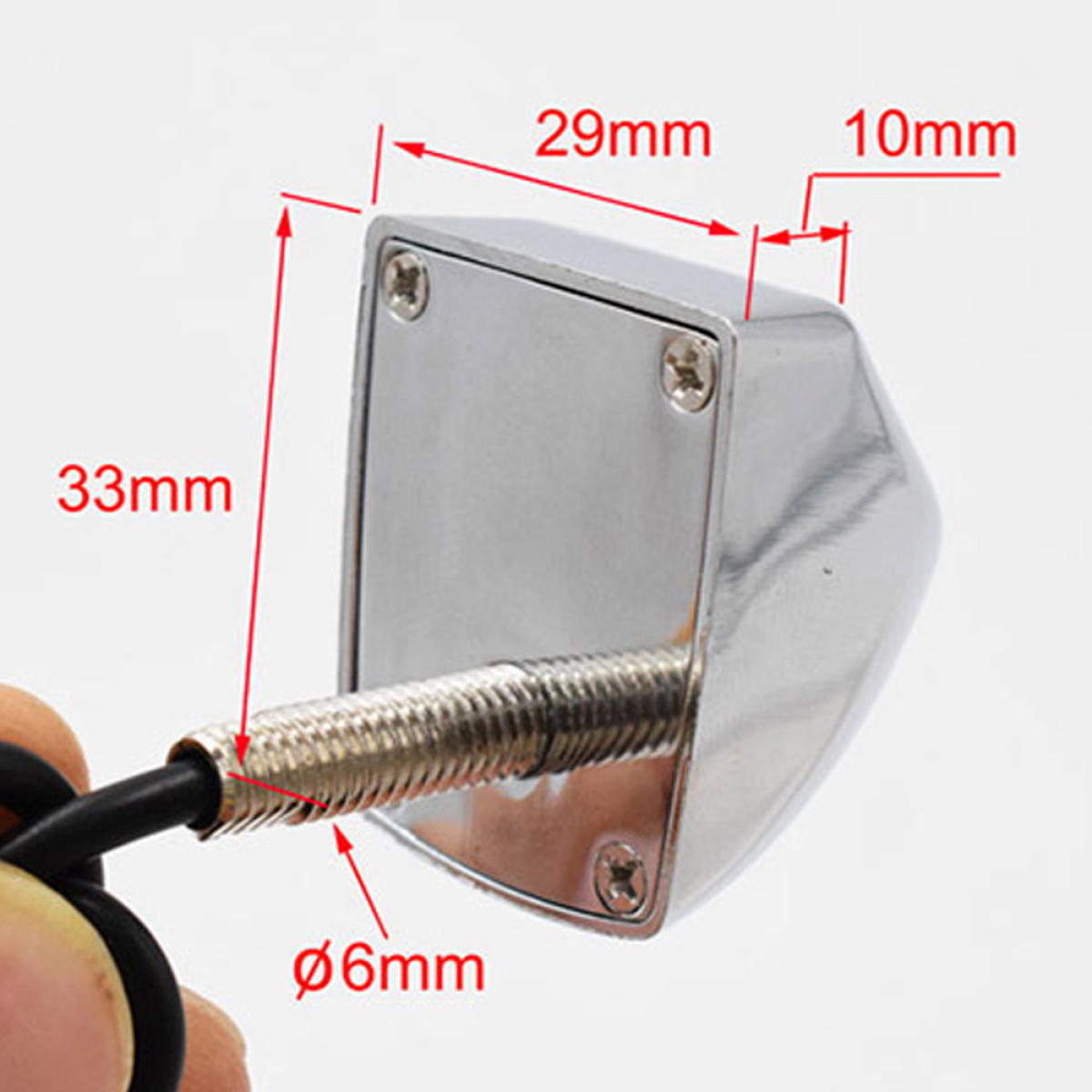 Nahaufnahme eines silbernen Metallteils mit Messungen und Kabel.