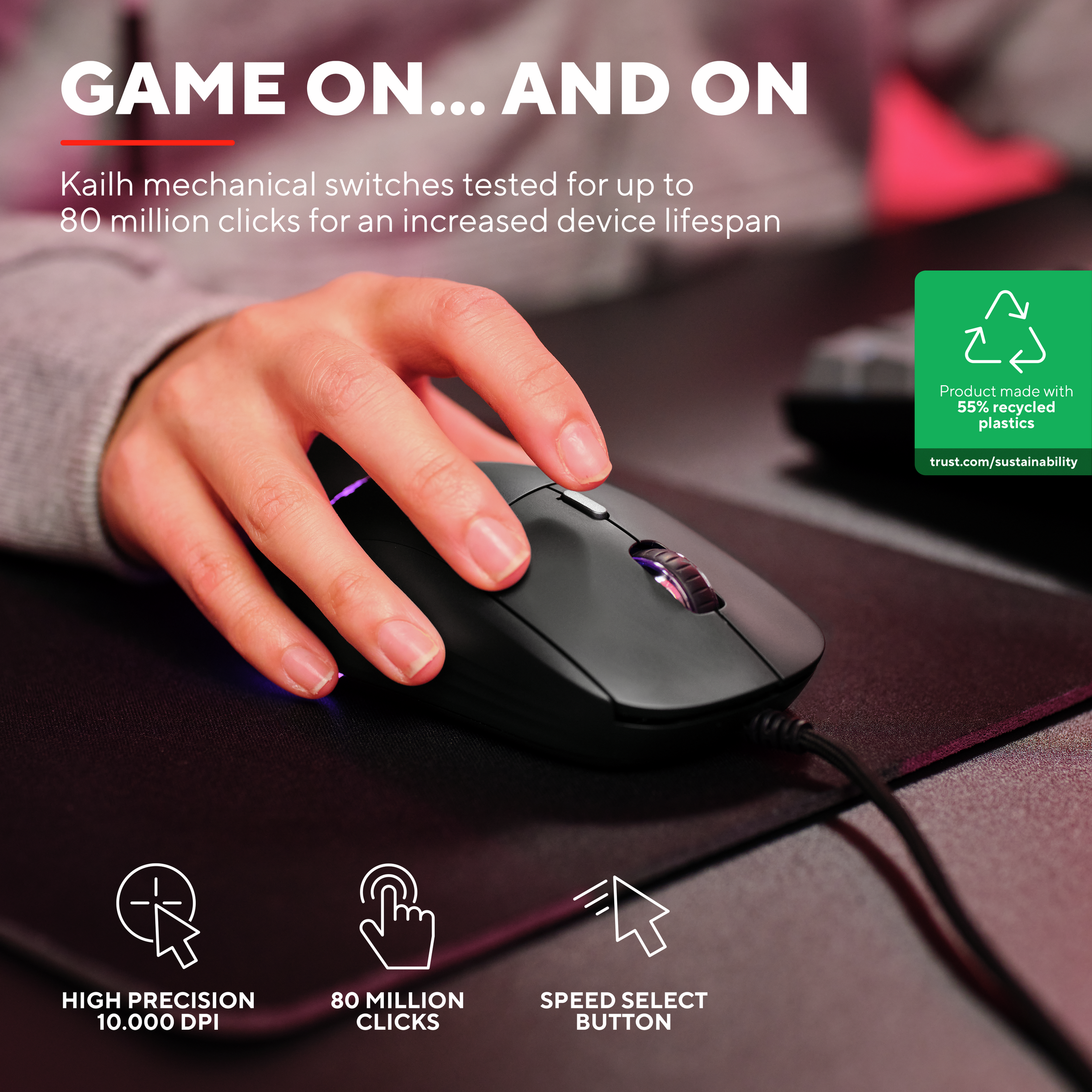 Czarna mysz do gier z fioletową poświatą, na czarnej podkładce. Tekst: Game On... and on, 80 milionów kliknięć.