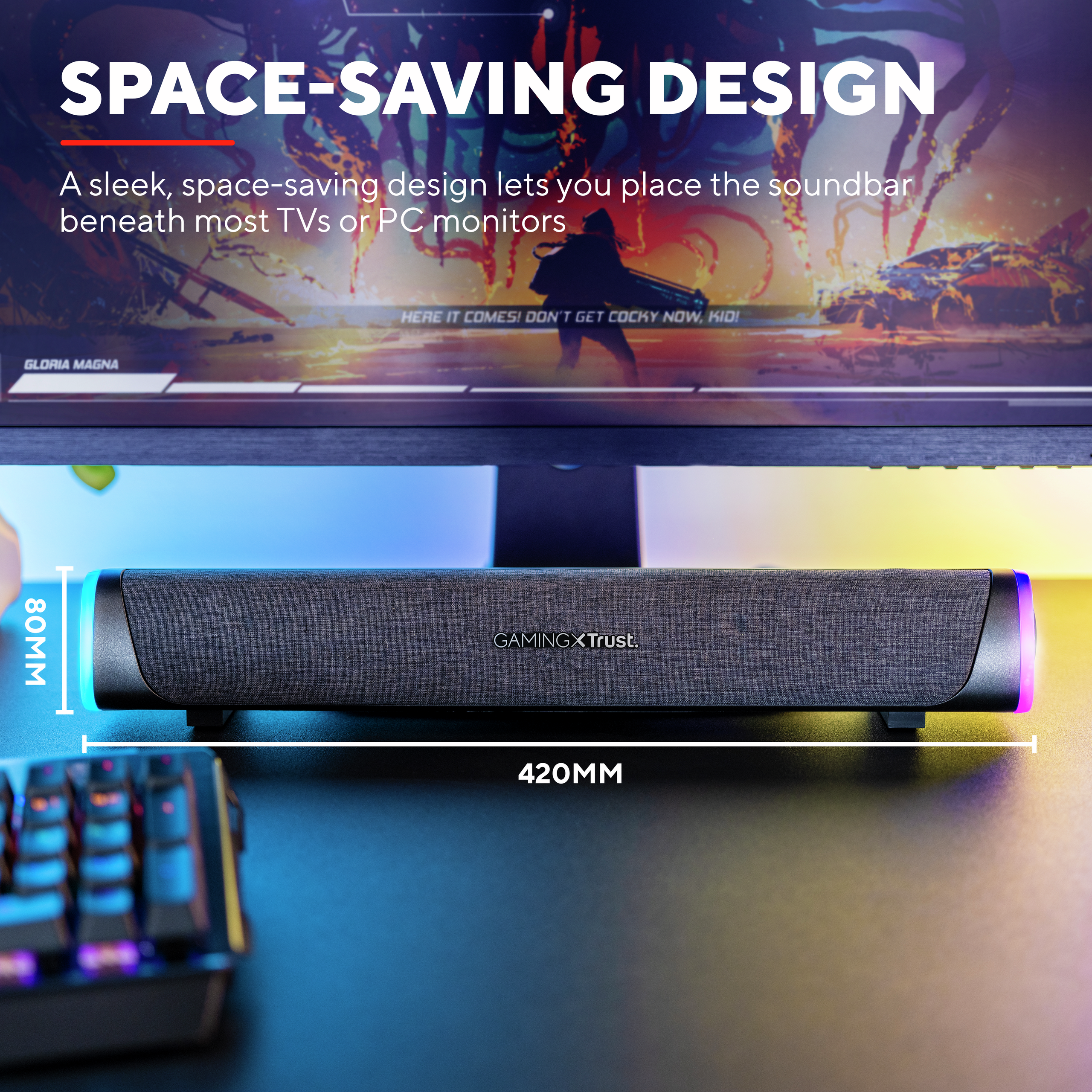Czarny soundbar na biurku z klawiaturą. Tekst u góry: OSZCZĘDZAJĄCY MIEJSCE DESIGN. Szare tło.