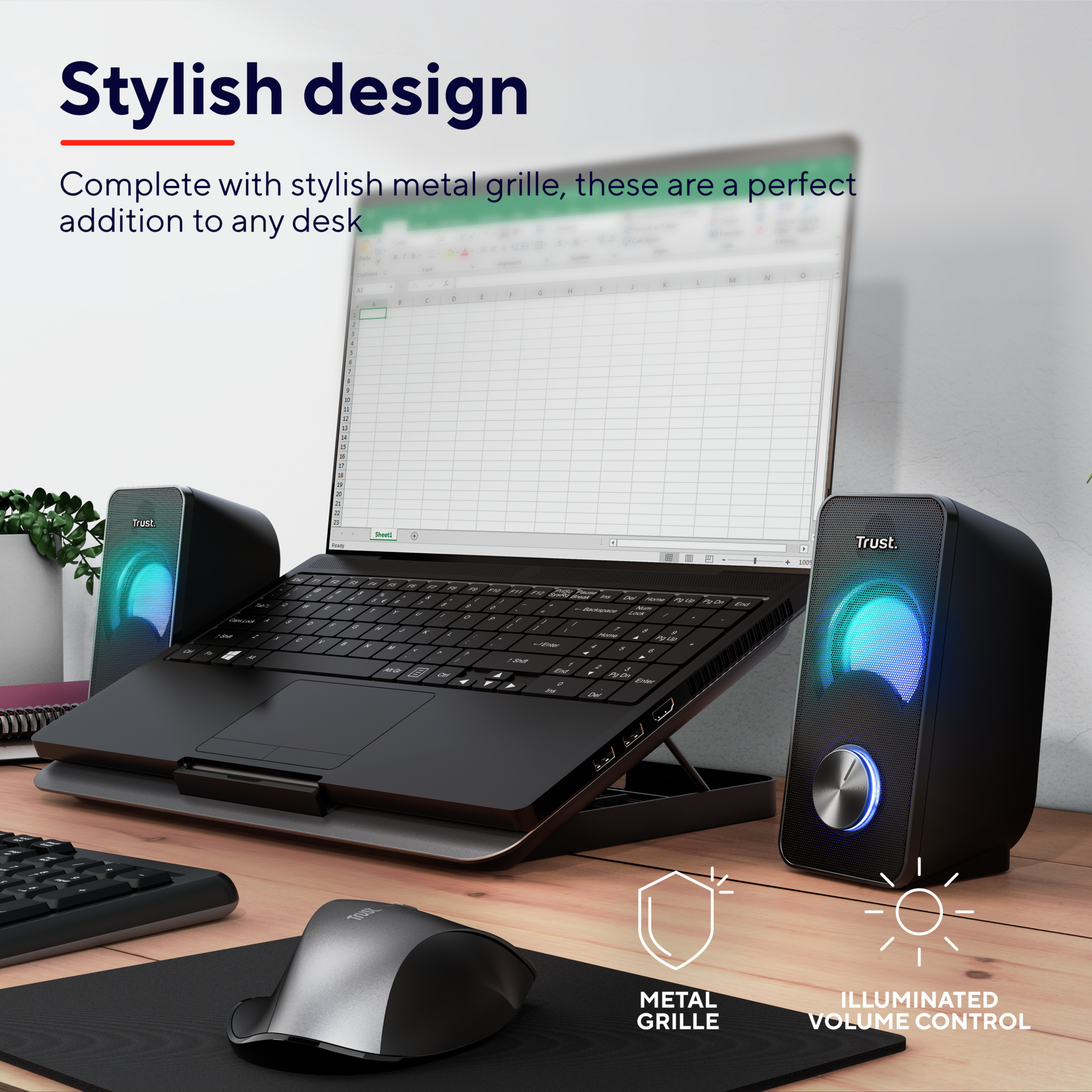 Laptop na podstawce, dwa głośniki, mysz i podkładka pod mysz na drewnianym biurku. Tekst: Stylowy design.