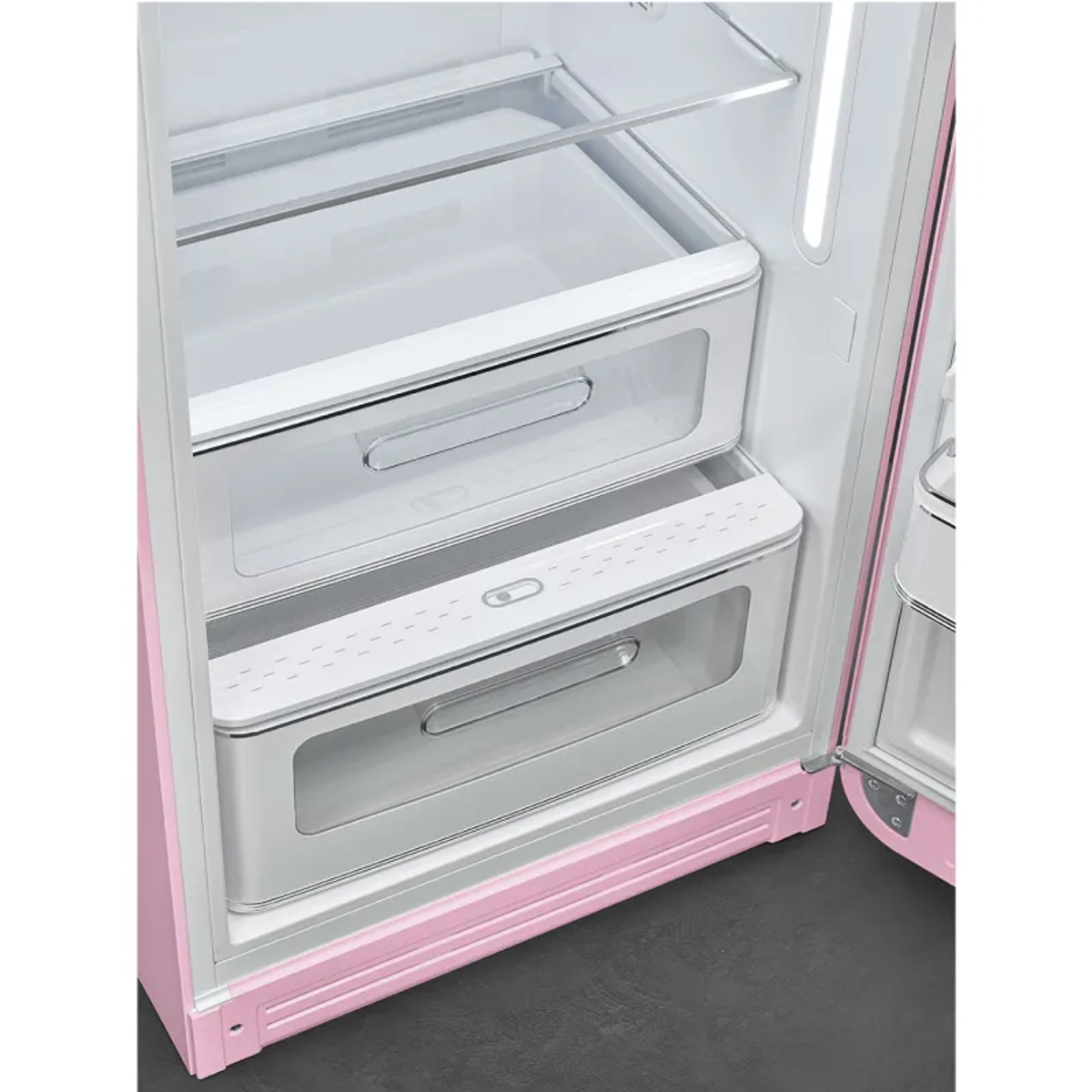 Interior de nevera rosa con cajones y estantes. Puerta abierta.